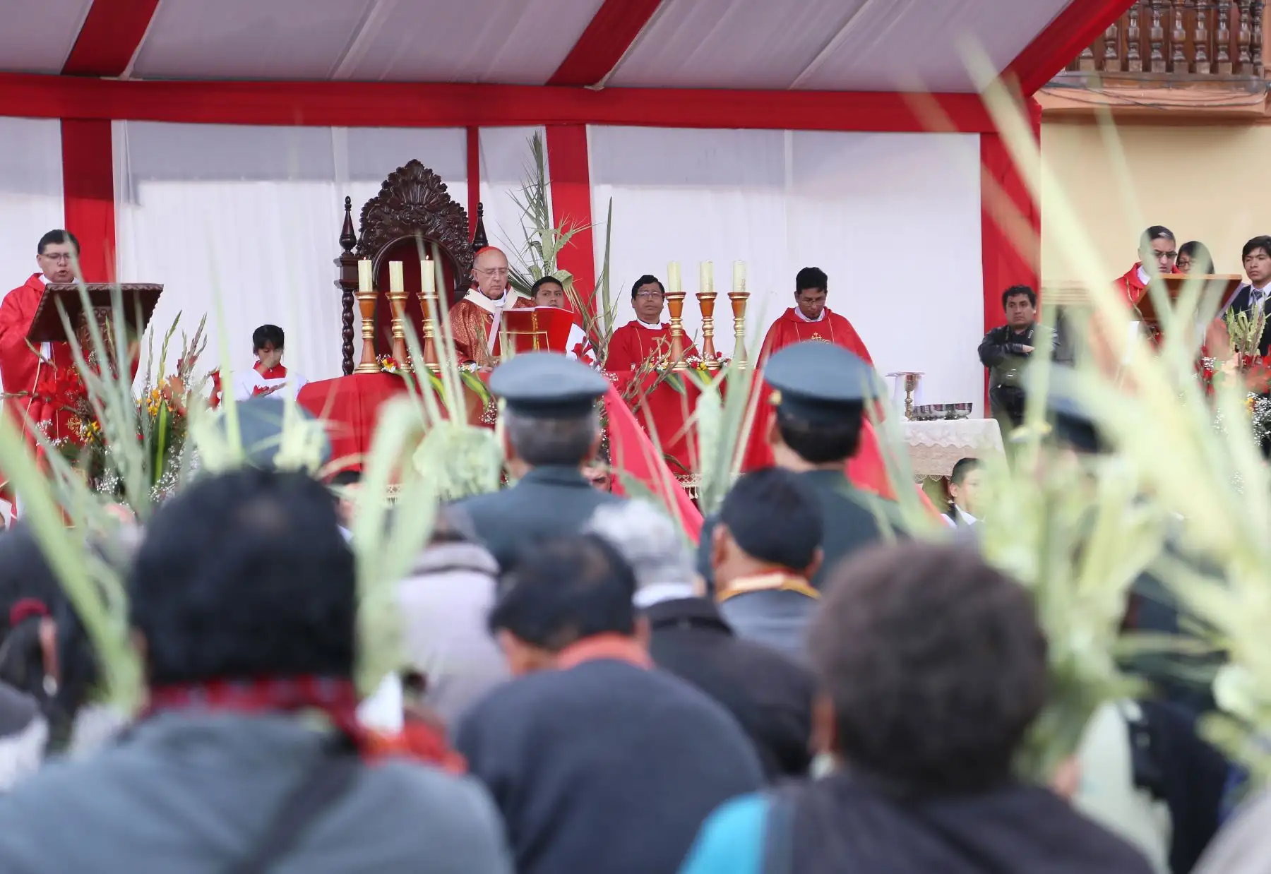 En el marco del Domingo de Ramos, el cardenal Pedro Barreto bendijo los ramos de miles de fieles  durante la procesión del Señor del Triunfo, que partió del templo La Merced y llegó a la plaza de la Constitución donde realizó una liturgia.Foto: ANDINA/ Municipalidad de Huancayo