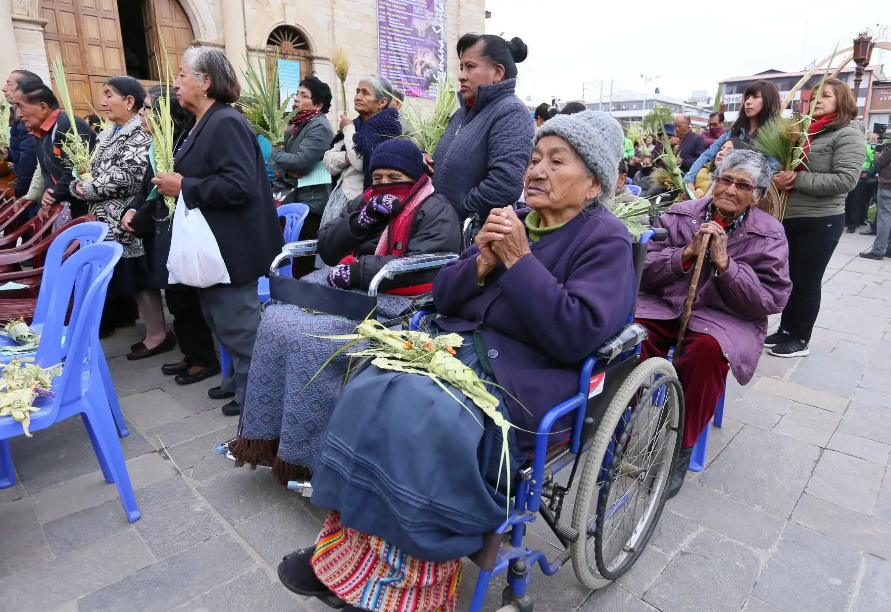 En el marco del Domingo de Ramos, el cardenal Pedro Barreto bendijo los ramos de miles de fieles  durante la procesión del Señor del Triunfo, que partió del templo La Merced y llegó a la plaza de la Constitución donde realizó una liturgia.Foto: ANDINA/ Municipalidad de Huancayo