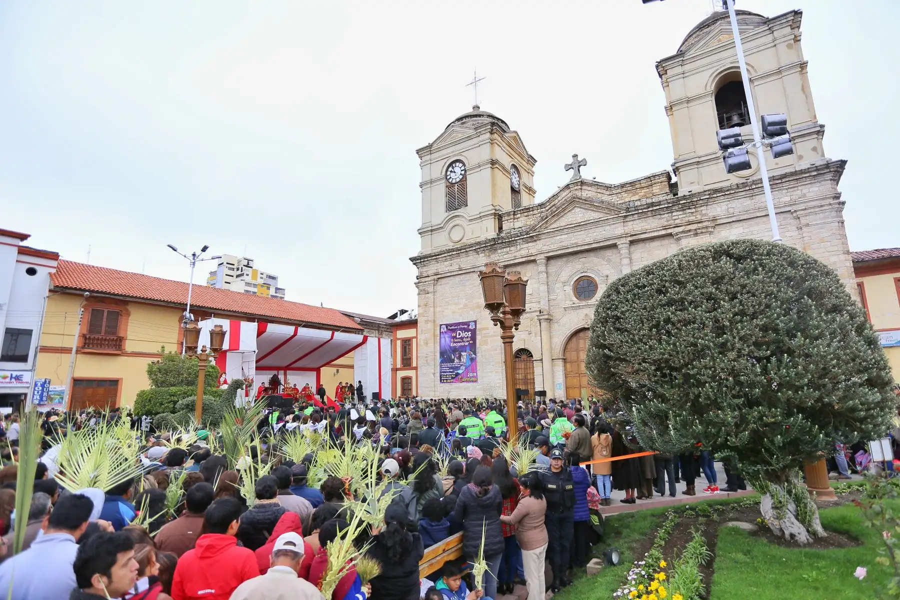 En el marco del Domingo de Ramos, el cardenal Pedro Barreto bendijo los ramos de miles de fieles  durante la procesión del Señor del Triunfo, que partió del templo La Merced y llegó a la plaza de la Constitución donde realizó una liturgia.Foto: ANDINA/ Municipalidad de Huancayo