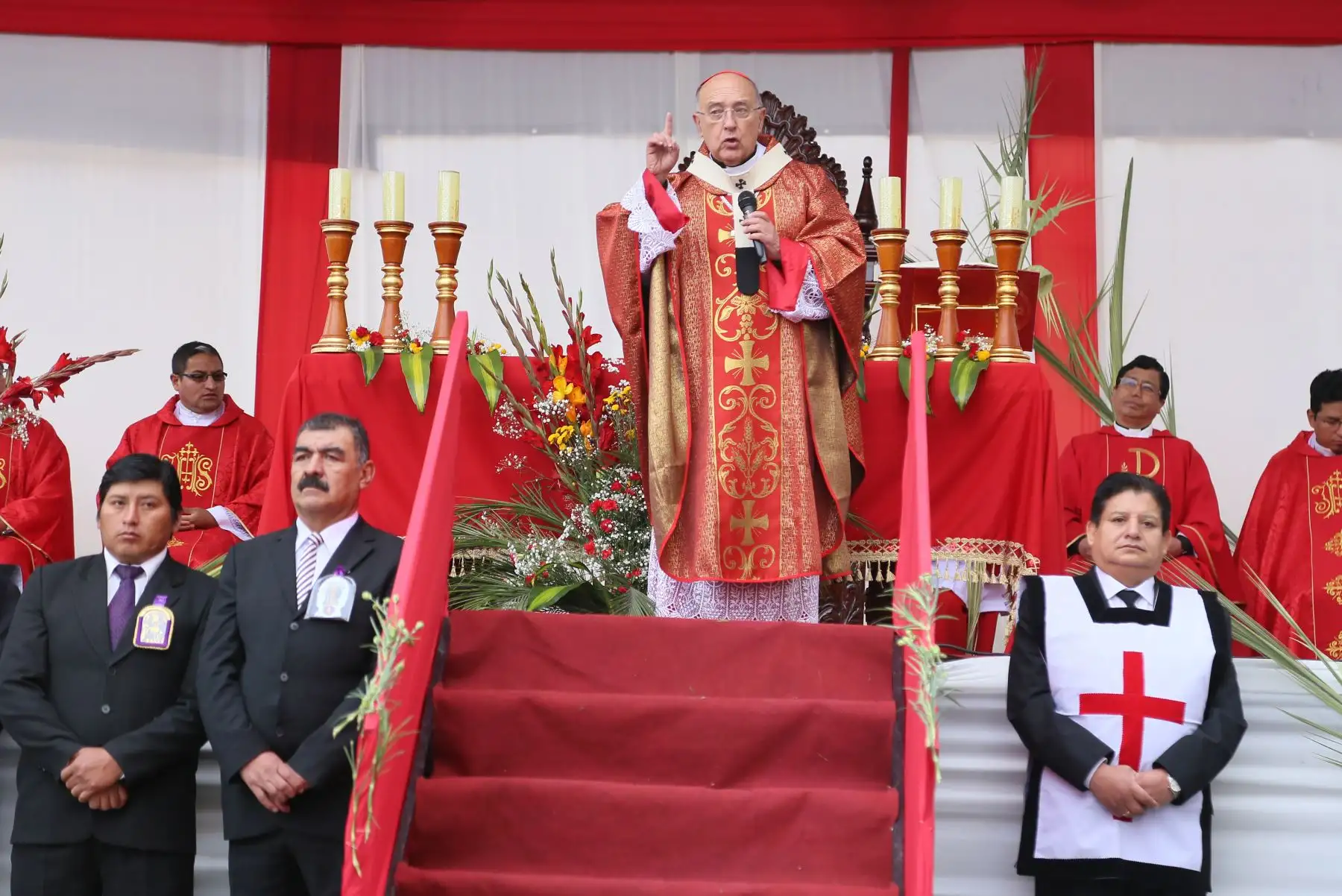 En el marco del Domingo de Ramos, el cardenal Pedro Barreto bendijo los ramos de miles de fieles  durante la procesión del Señor del Triunfo, que partió del templo La Merced y llegó a la plaza de la Constitución donde realizó una liturgia.Foto: ANDINA/ Municipalidad de Huancayo