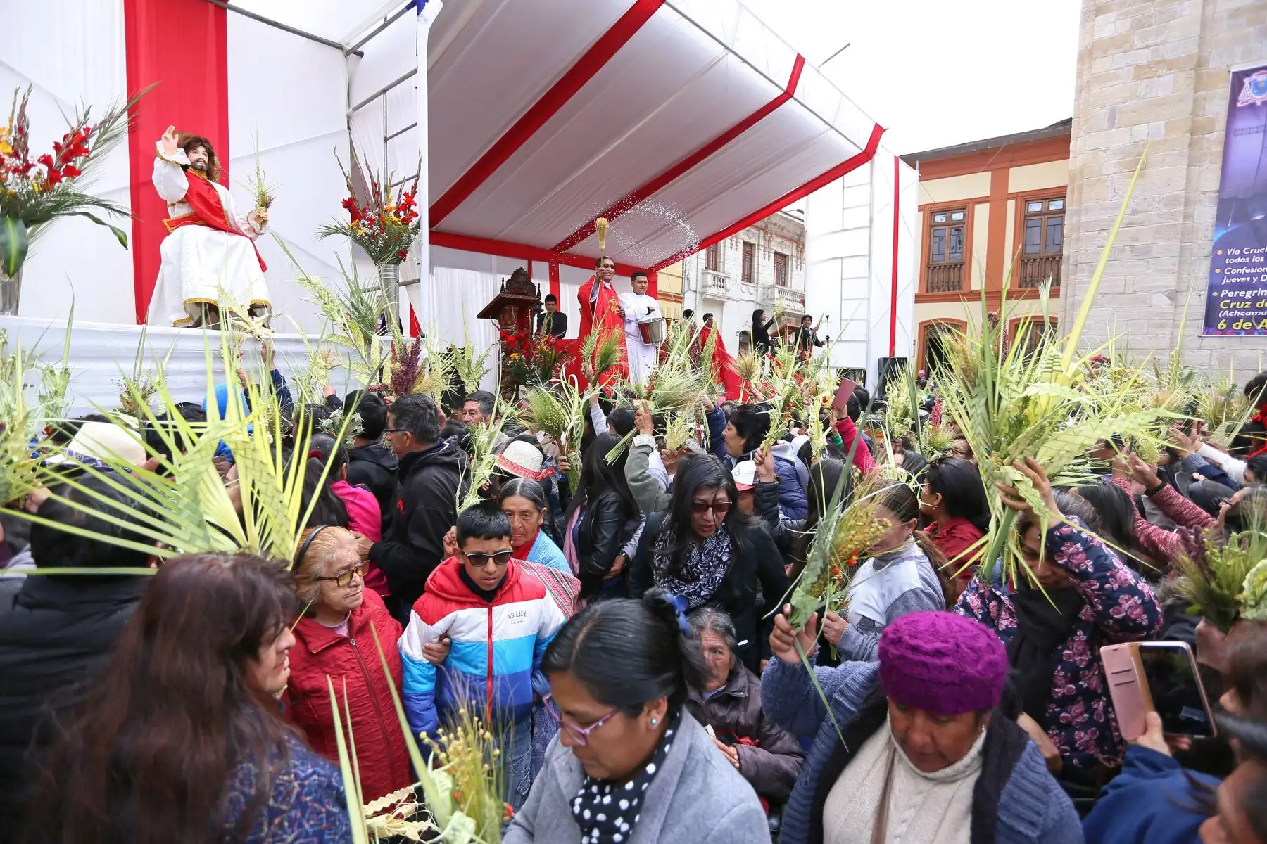 En el marco del Domingo de Ramos, el cardenal Pedro Barreto bendijo los ramos de miles de fieles  durante la procesión del Señor del Triunfo, que partió del templo La Merced y llegó a la plaza de la Constitución donde realizó una liturgia.Foto: ANDINA/ Municipalidad de Huancayo