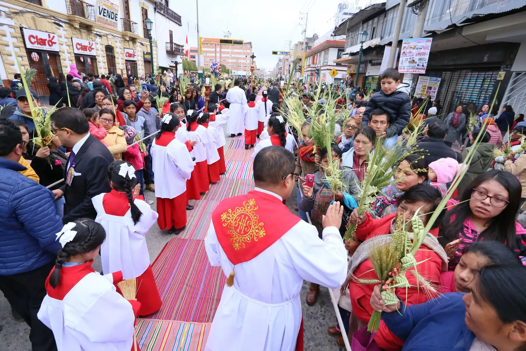 En el marco del Domingo de Ramos, el cardenal Pedro Barreto bendijo los ramos de miles de fieles  durante la procesión del Señor del Triunfo, que partió del templo La Merced y llegó a la plaza de la Constitución donde realizó una liturgia.Foto: ANDINA/ Municipalidad de Huancayo