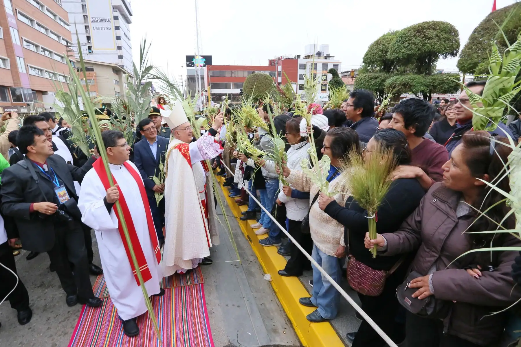 En el marco del Domingo de Ramos, el cardenal Pedro Barreto bendijo los ramos de miles de fieles  durante la procesión del Señor del Triunfo, que partió del templo La Merced y llegó a la plaza de la Constitución donde realizó una liturgia.Foto: ANDINA/ Municipalidad de Huancayo