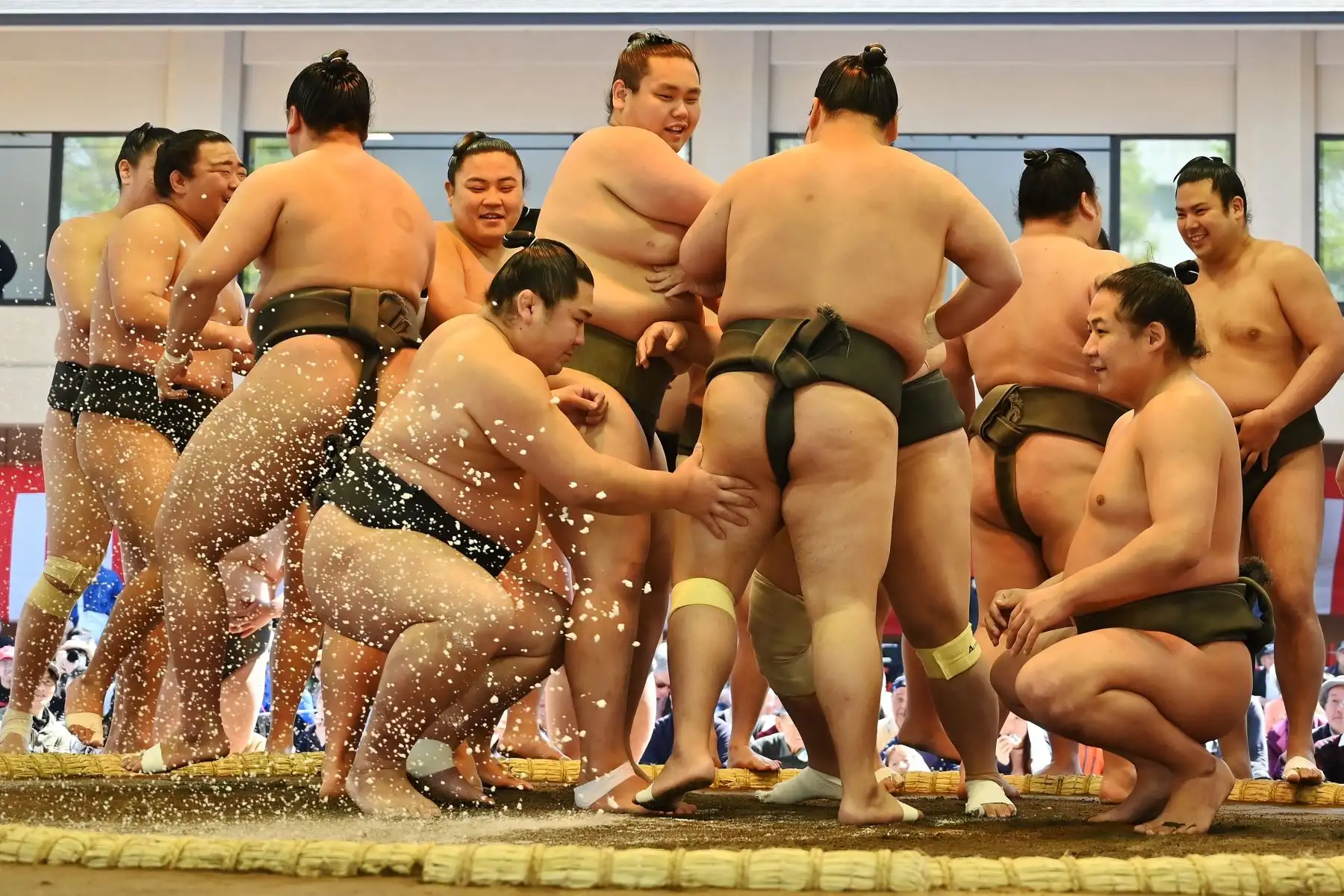 Los luchadores de sumo participan en un "honozumo", una exhibición ceremonial de sumo, en los terrenos del Santuario Yasukuni en Tokio. Foto: AFP