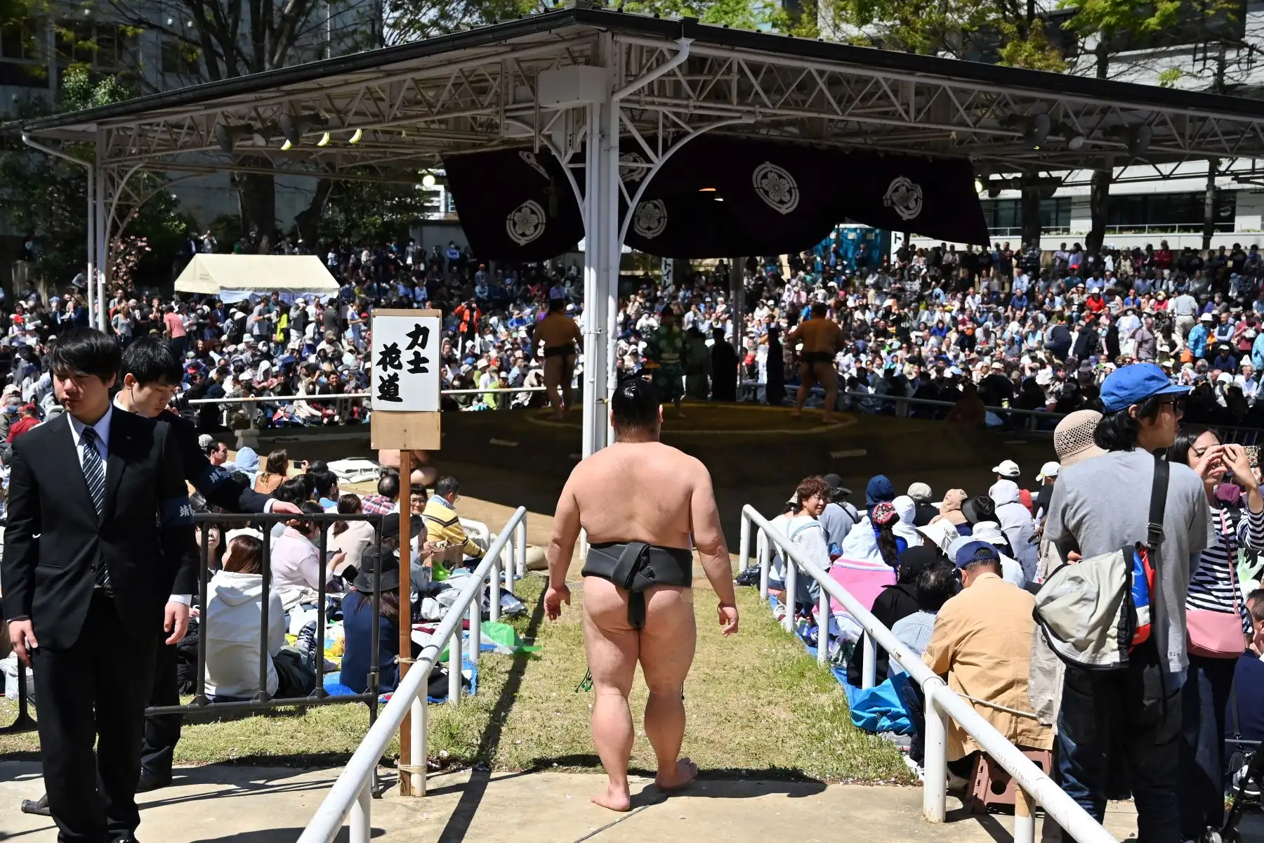 Los luchadores de sumo participan en un "honozumo", una exhibición ceremonial de sumo, en los terrenos del Santuario Yasukuni en Tokio. Foto: AFP