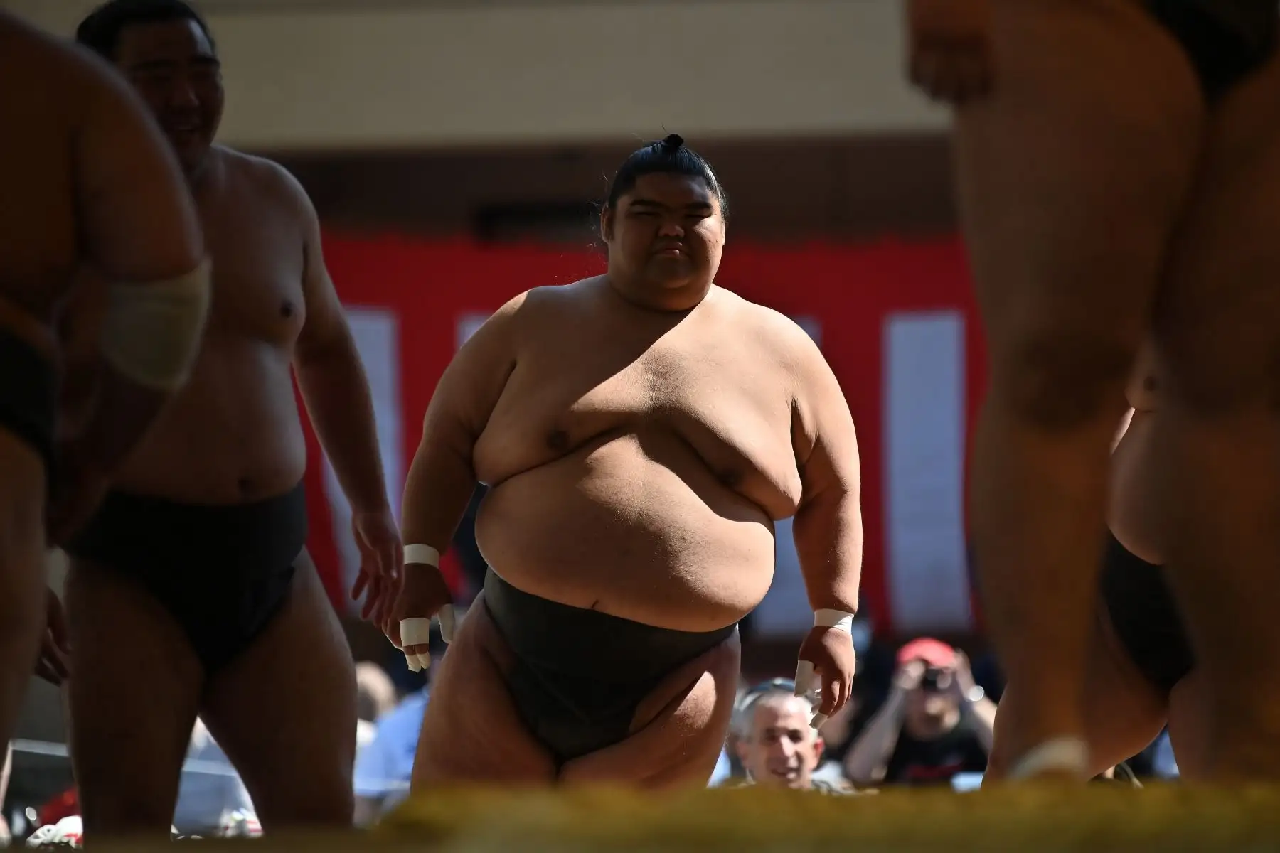 Los mejores luchadores de sumo participan en una exposición anual de un día para miles de espectadores dentro de los precintos del santuario Yasukuni en Tokio. Foto: AFP