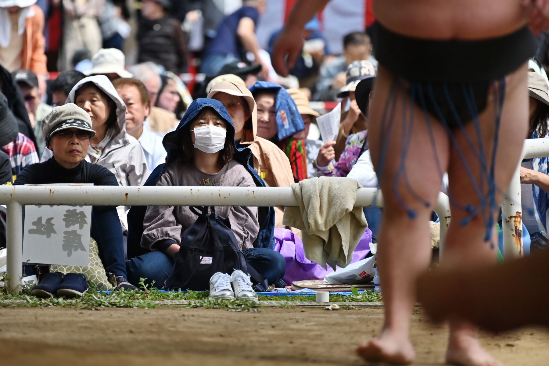 Los luchadores de sumo participan en una ceremonia tradicional de entrada al ring como parte de un "honozumo", una exhibición ceremonial de sumo, en los terrenos del santuario Yasukuni en Tokio. Foto: AFP