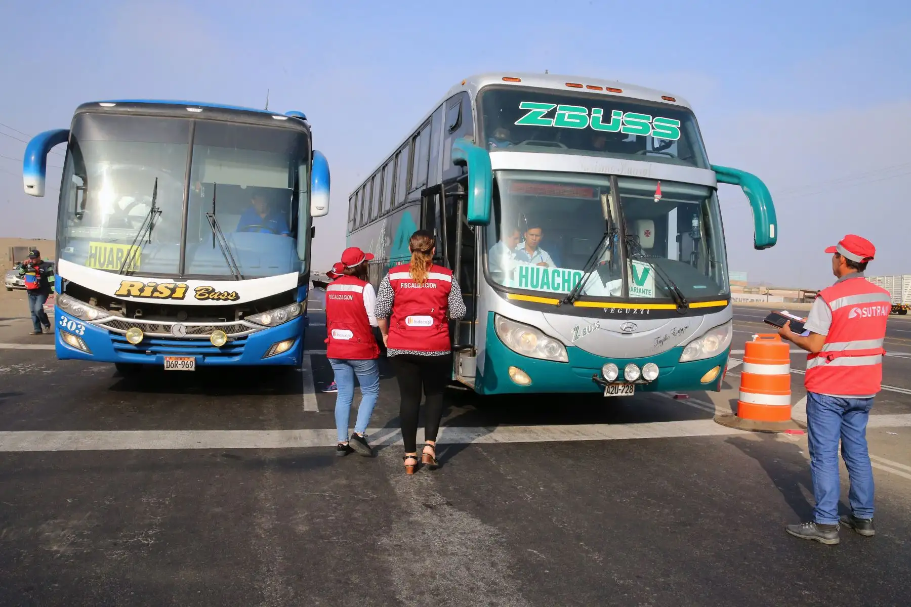Indecopi, la Sutran y la Policía Fiscal, realizan Megaoperativo, Conjunto de fiscalización al servicio de transporte terrestre de pasajeros de rutas nacionales ante los proximidad del  feriados largos por Semana Santa. Foto: ANDINA/Vidal Tarqui