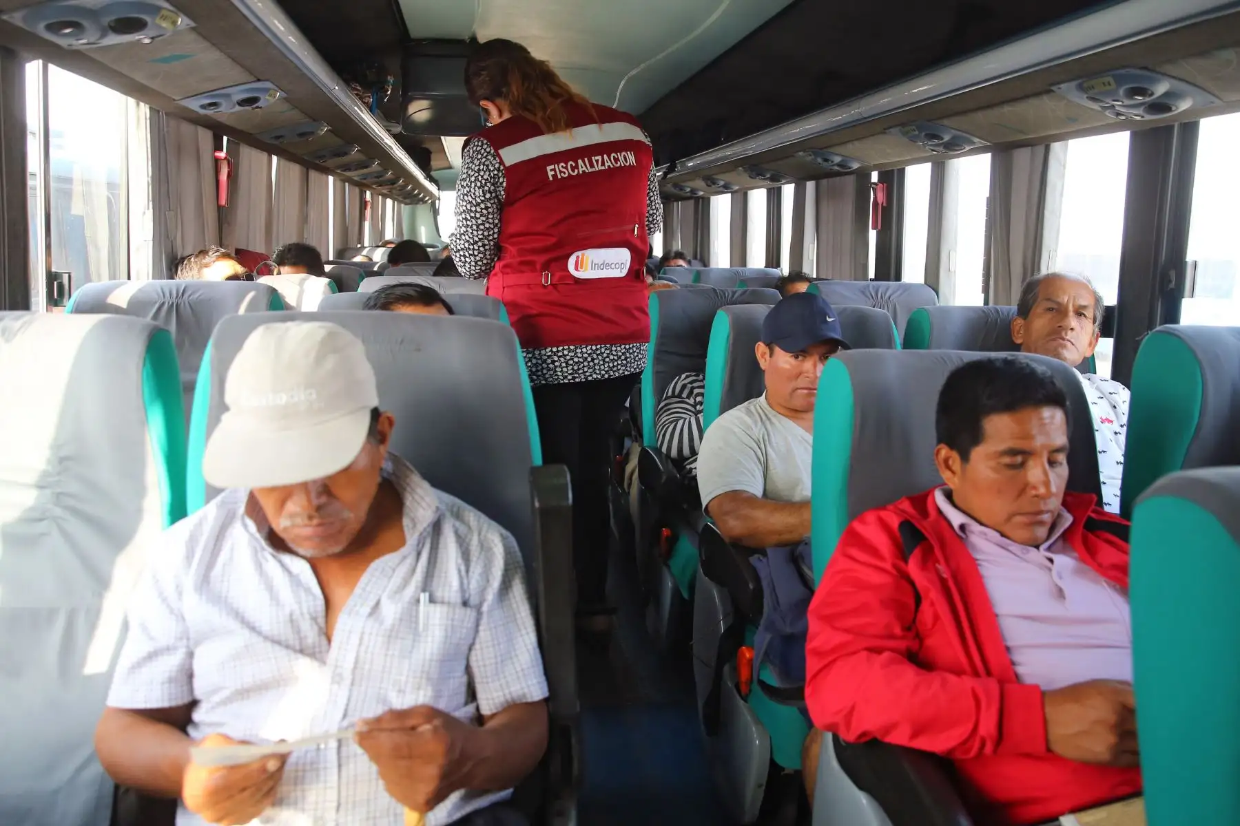 Indecopi, la Sutran y la Policía Fiscal, realizan Megaoperativo, Conjunto de fiscalización al servicio de transporte terrestre de pasajeros de rutas nacionales ante los proximidad del  feriados largos por Semana Santa. Foto: ANDINA/Vidal Tarqui