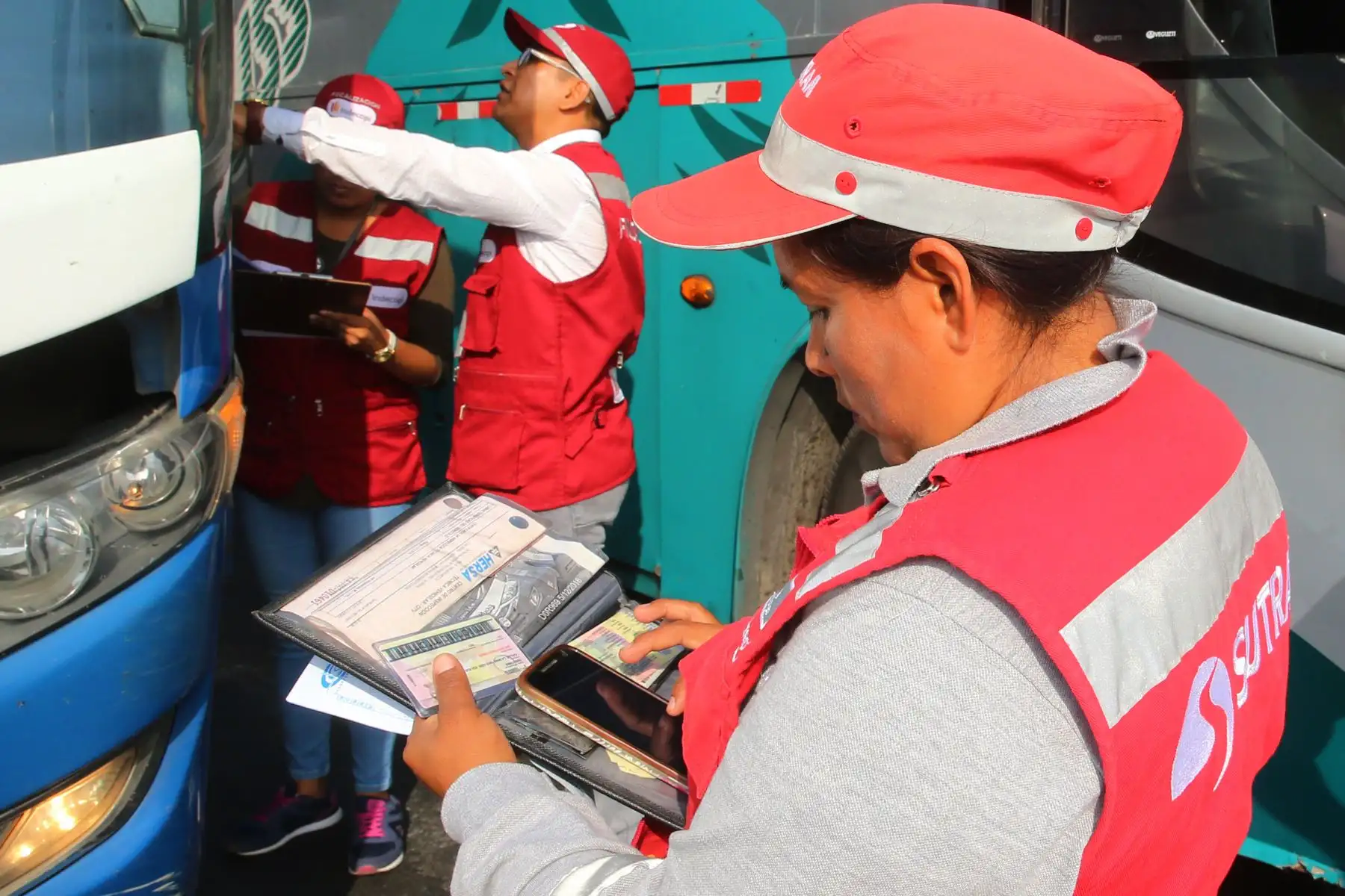 Indecopi, la Sutran y la Policía Fiscal, realizan Megaoperativo, Conjunto de fiscalización al servicio de transporte terrestre de pasajeros de rutas nacionales ante los proximidad del  feriados largos por Semana Santa. Foto: ANDINA/Vidal Tarqui