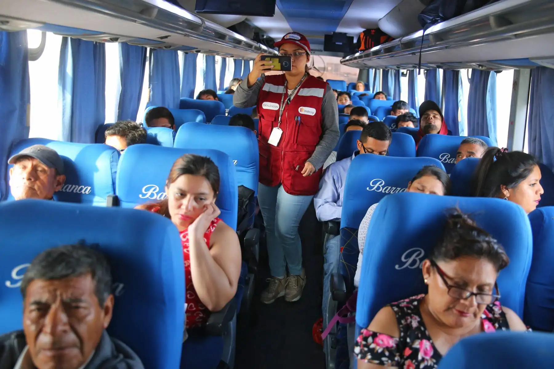Indecopi, la Sutran y la Policía Fiscal, realizan Megaoperativo, Conjunto de fiscalización al servicio de transporte terrestre de pasajeros de rutas nacionales ante los proximidad del  feriados largos por Semana Santa. Foto: ANDINA/Vidal Tarqui