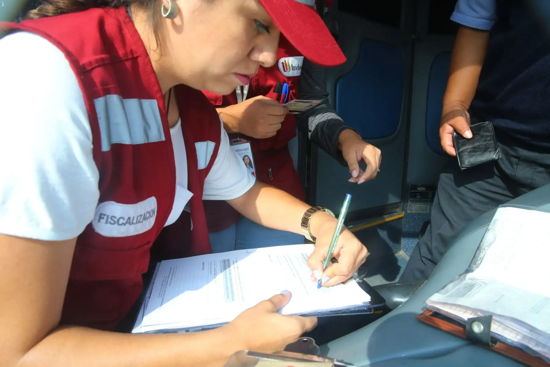 Indecopi, la Sutran y la Policía Fiscal, realizan Megaoperativo, Conjunto de fiscalización al servicio de transporte terrestre de pasajeros de rutas nacionales ante los proximidad del  feriados largos por Semana Santa. Foto: ANDINA/Vidal Tarqui