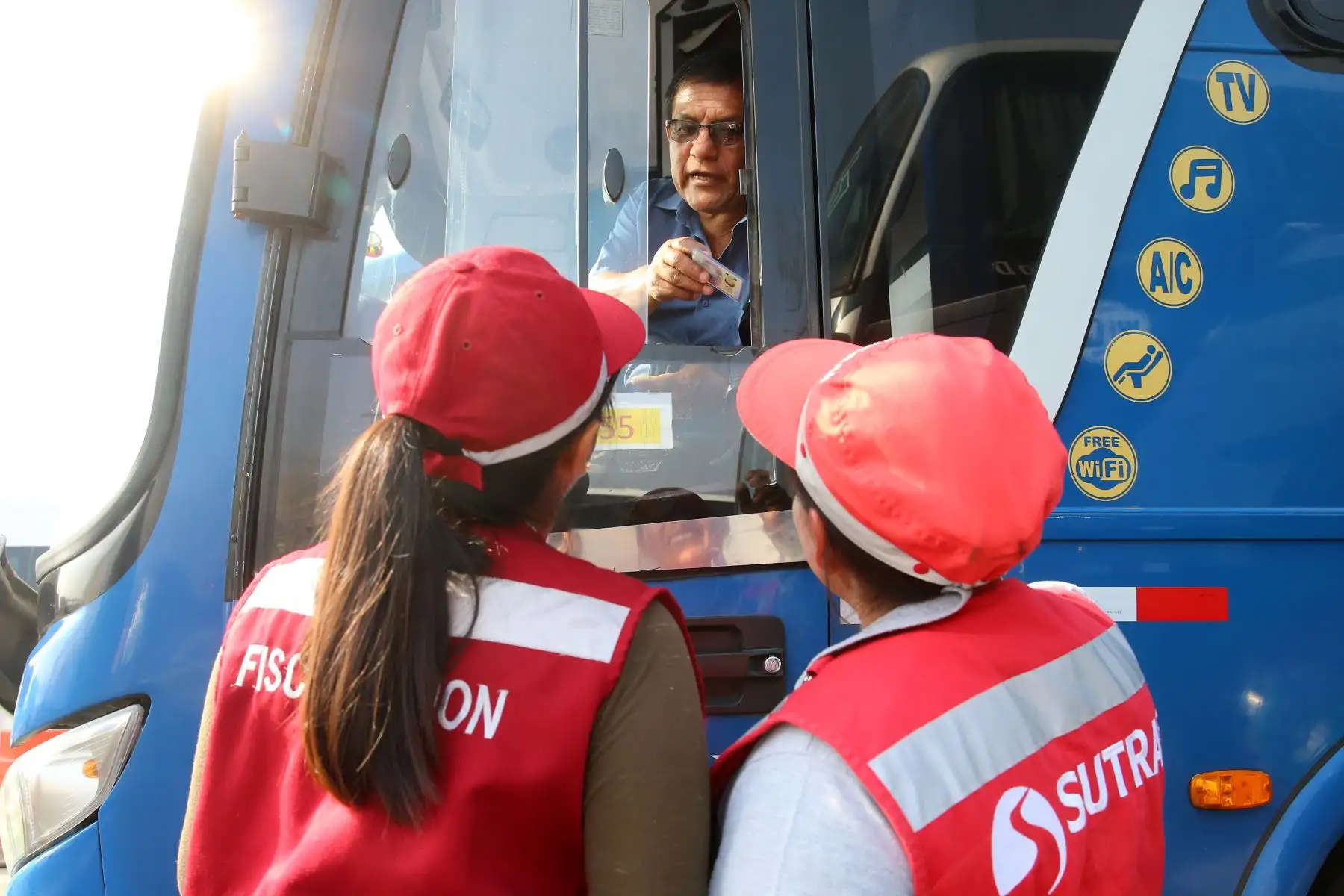 Indecopi, la Sutran y la Policía Fiscal, realizan Megaoperativo, Conjunto de fiscalización al servicio de transporte terrestre de pasajeros de rutas nacionales ante los proximidad del  feriados largos por Semana Santa. Foto: ANDINA/Vidal Tarqui
