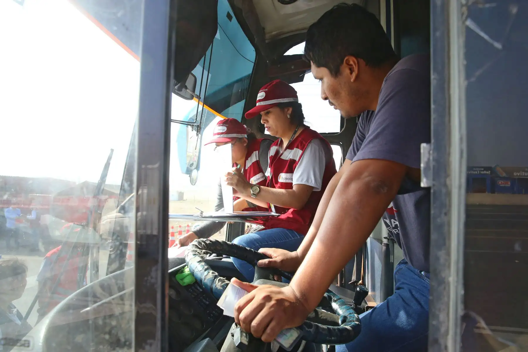Indecopi, la Sutran y la Policía Fiscal, realizan Megaoperativo, Conjunto de fiscalización al servicio de transporte terrestre de pasajeros de rutas nacionales ante los proximidad del  feriados largos por Semana Santa. Foto: ANDINA/Vidal Tarqui