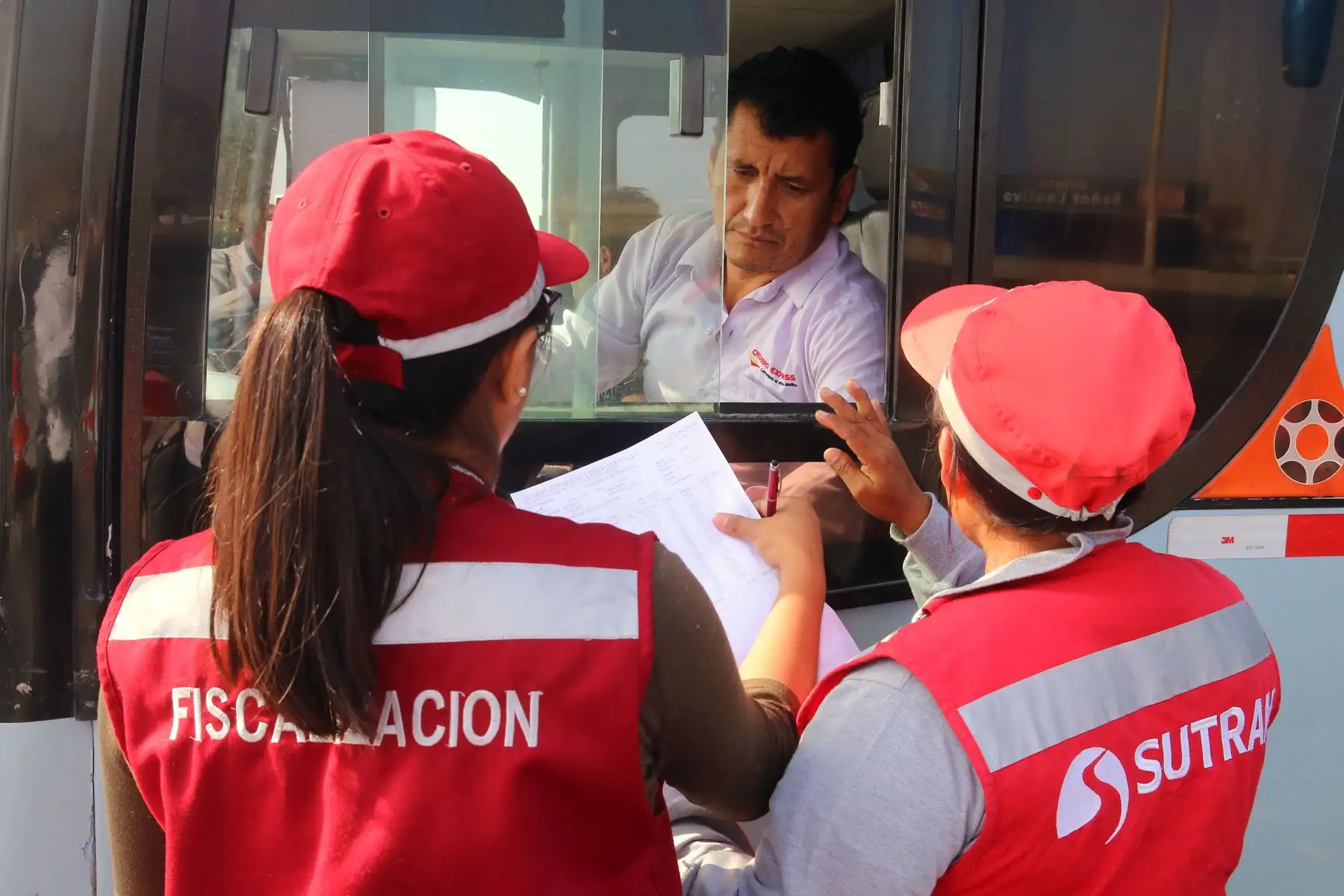 Indecopi, la Sutran y la Policía Fiscal, realizan Megaoperativo, Conjunto de fiscalización al servicio de transporte terrestre de pasajeros de rutas nacionales ante los proximidad del  feriados largos por Semana Santa. Foto: ANDINA/Vidal Tarqui