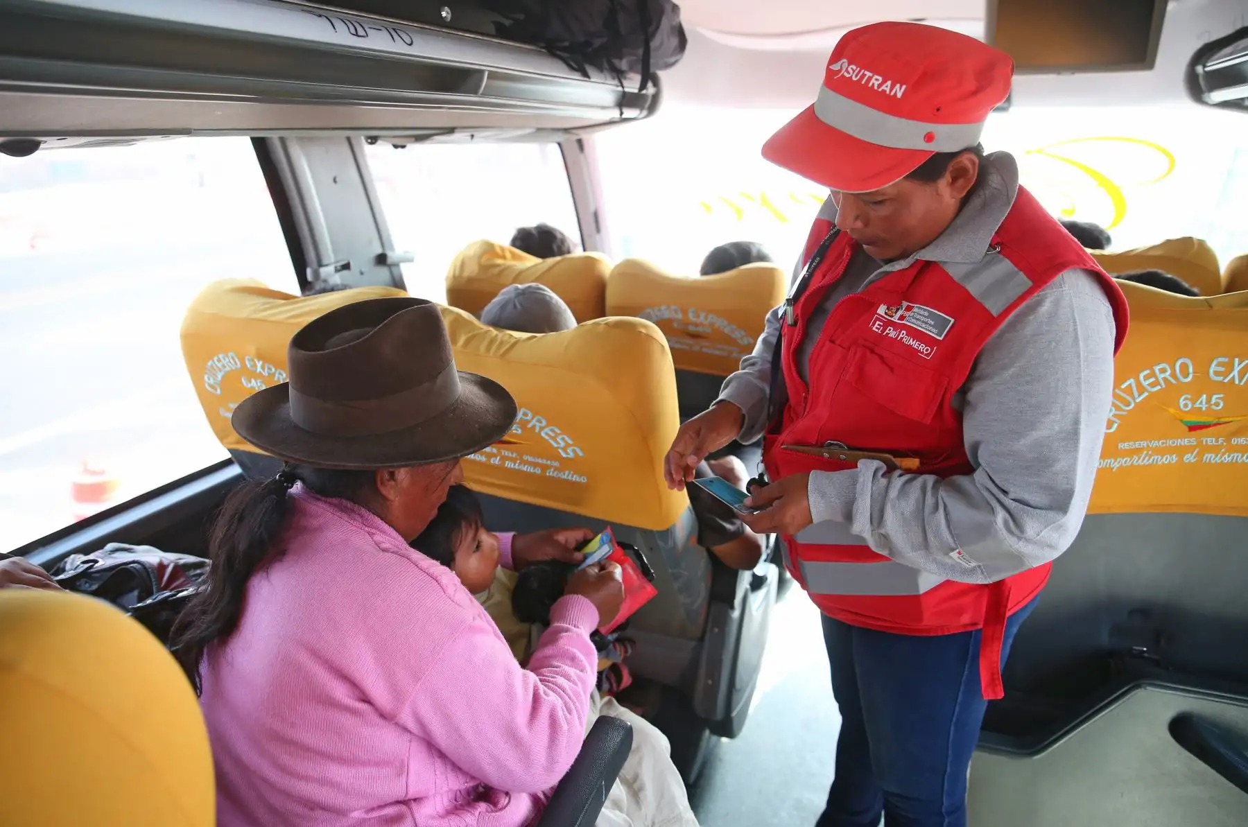 Indecopi, la Sutran y la Policía Fiscal, realizan Megaoperativo, Conjunto de fiscalización al servicio de transporte terrestre de pasajeros de rutas nacionales ante los proximidad del  feriados largos por Semana Santa. Foto: ANDINA/Vidal Tarqui