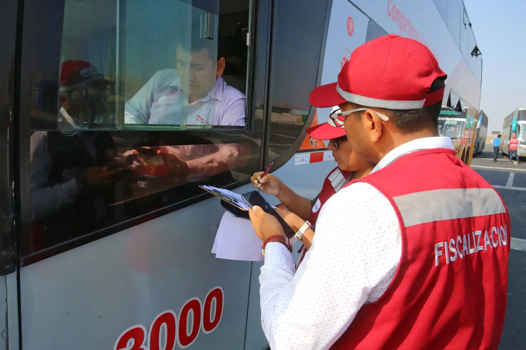 Indecopi, la Sutran y la Policía Fiscal, realizan Megaoperativo, Conjunto de fiscalización al servicio de transporte terrestre de pasajeros de rutas nacionales ante los proximidad del  feriados largos por Semana Santa. Foto: ANDINA/Vidal Tarqui