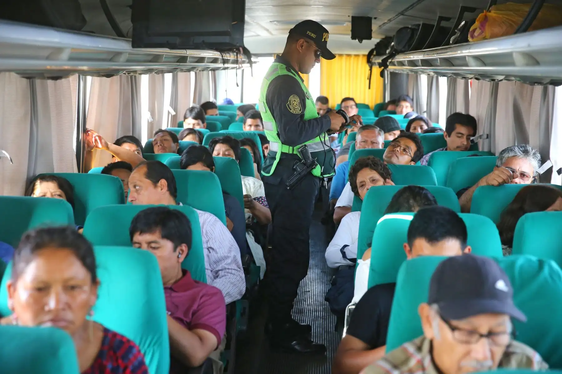 Indecopi, la Sutran y la Policía Fiscal, realizan Megaoperativo, Conjunto de fiscalización al servicio de transporte terrestre de pasajeros de rutas nacionales ante los proximidad del  feriados largos por Semana Santa. Foto: ANDINA/Vidal Tarqui