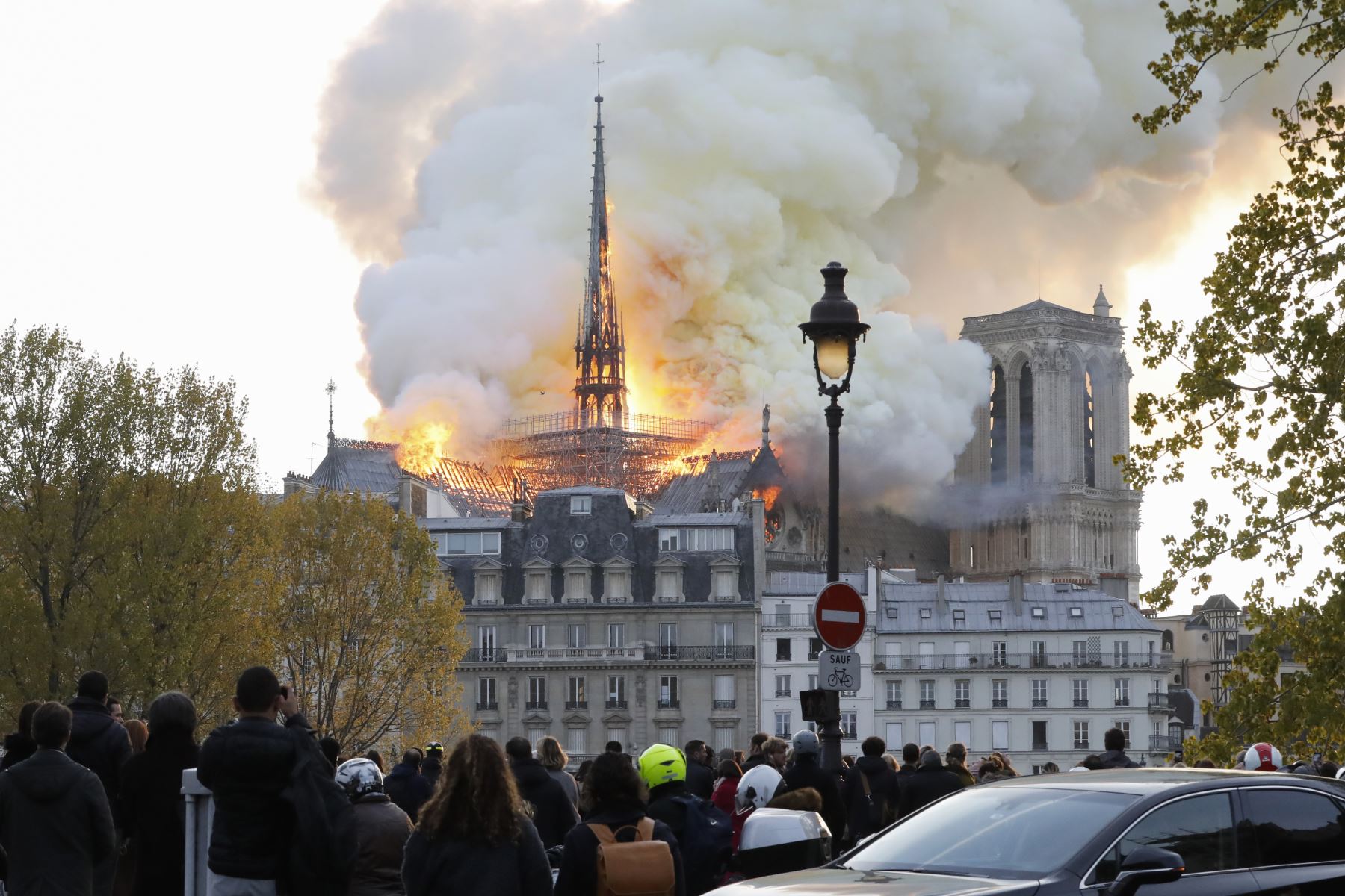 Se incendia la catedral de Notre Dame de París. Foto: AFP