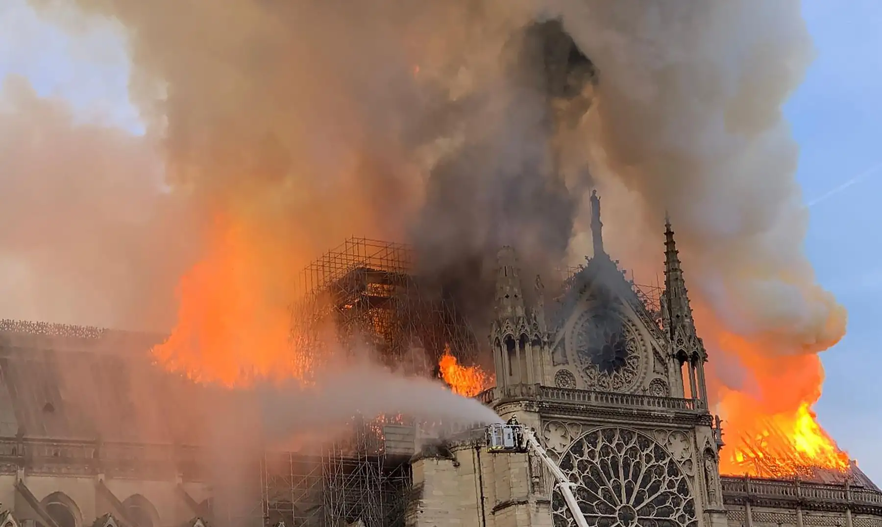 Se incendia la catedral de Notre Dame de París. Foto: AFP