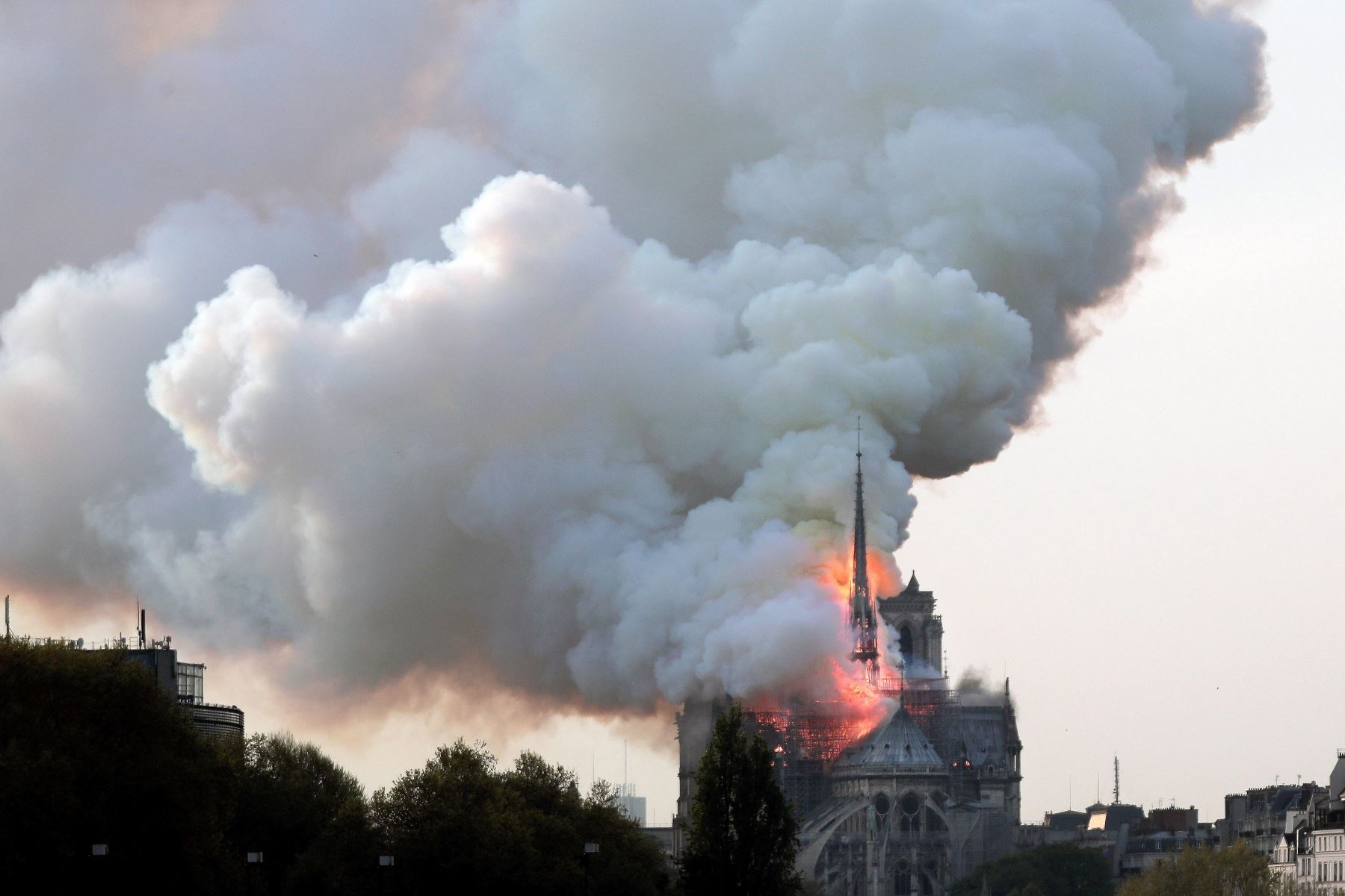 Se incendia la catedral de Notre Dame de París. Foto: EFE