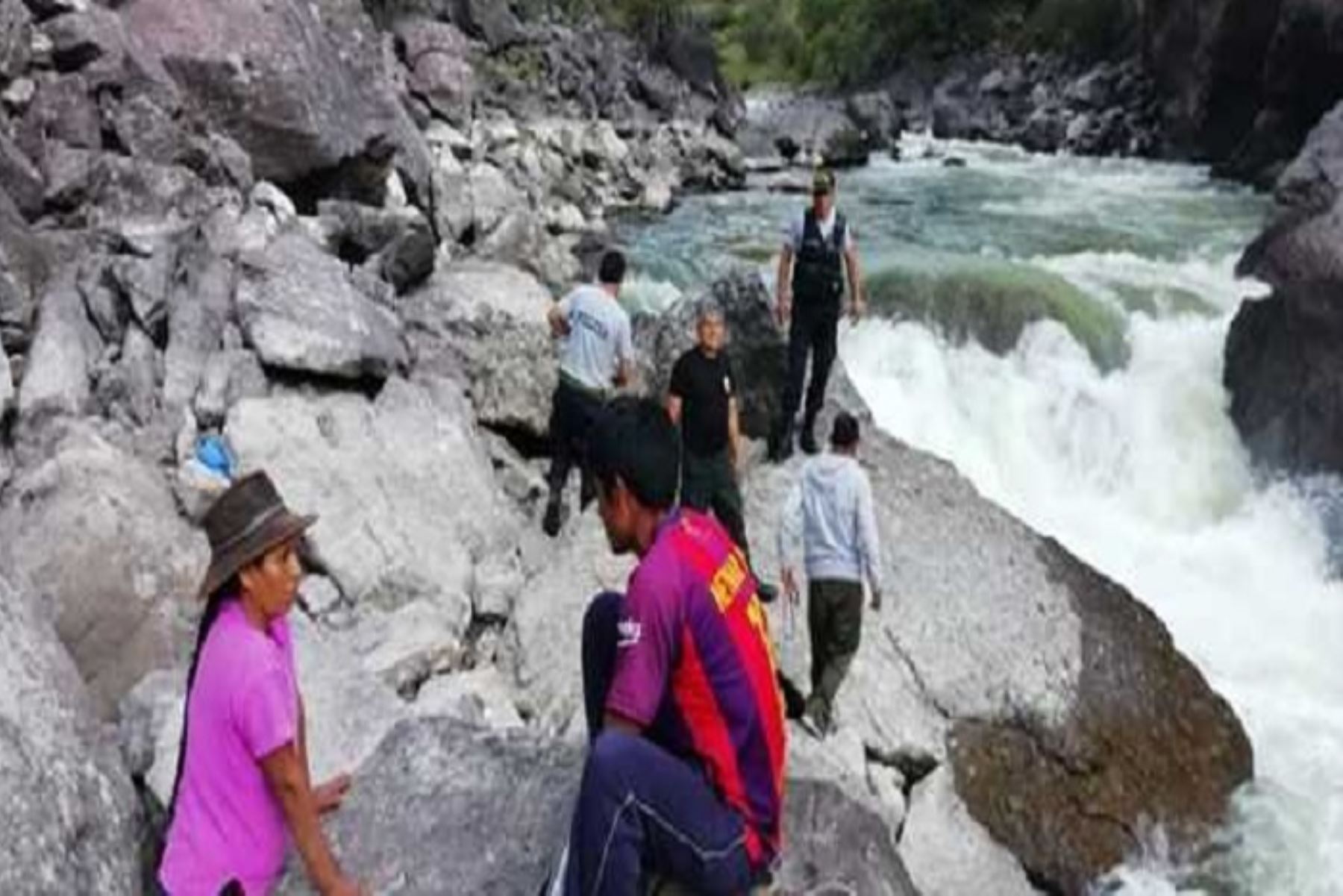 La Policía del Frente Espinar Cusco confirmó el hallazgo del cadáver de un varón en el río Velille, que se presume sea uno de los desaparecidos por la caída de una minivan el pasado 14 de febrero en el distrito de Velille, provincia cusqueña de Chumbivilcas.