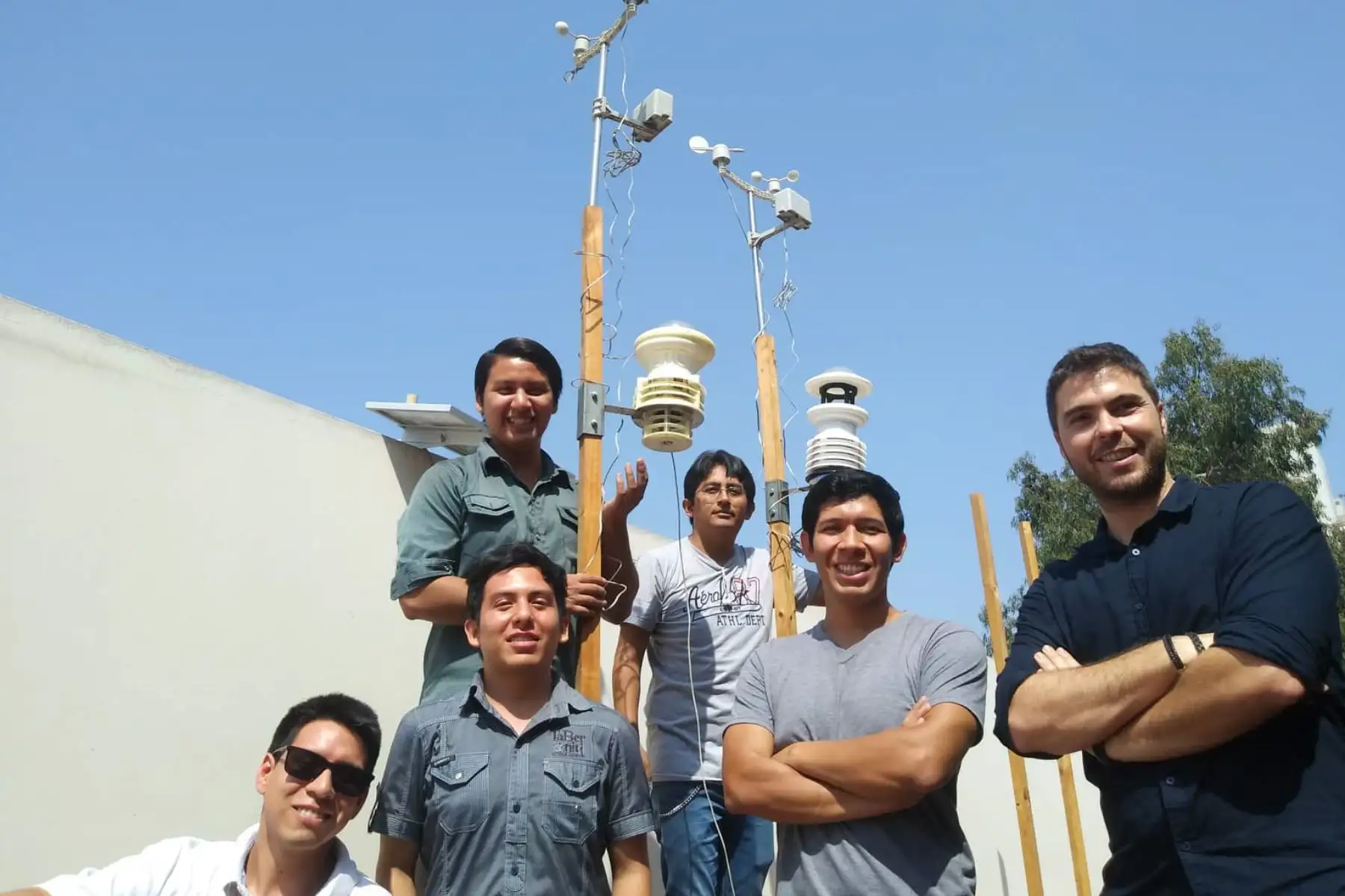 Los autores del proyecto juntos en el exterior del laboratorio de CTIC-UNI. Foto: Lenin Lobatón.