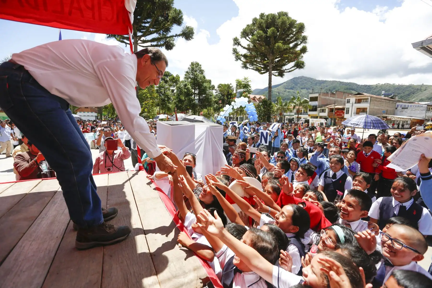 Jefe de Estado,Martín Vizcarra se reúne con la población y autoridades de Oxapampa y Pozuzo en la región Pasco.Foto: ANDINA/Carla Patiño/Prensa Presidencia