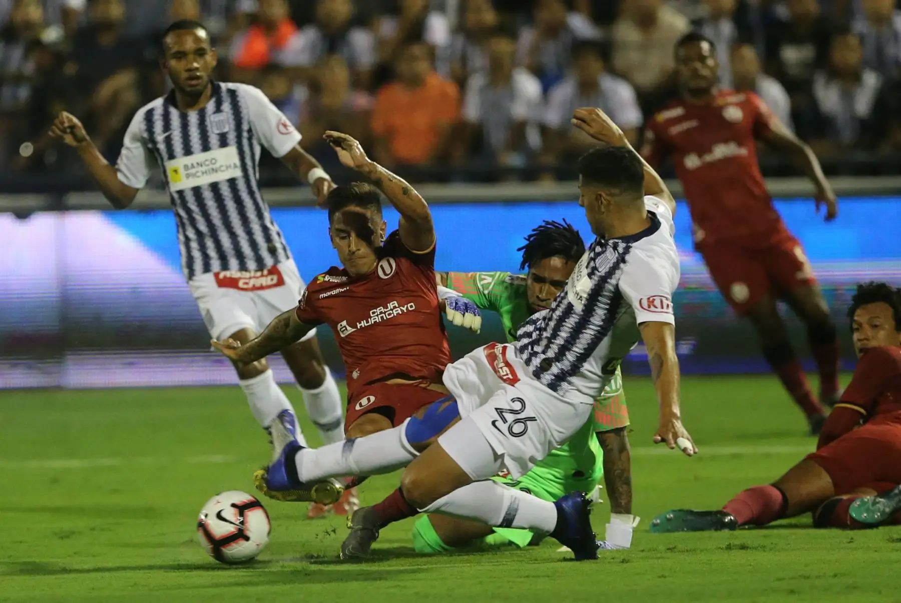 Alianza Lima pierde 3-2 frente a  Universitario por el primer Clásico del año del fútbol peruano, en la fecha nueve de la Liga 1 Movistar. Foto: ANDINA/Jhony Laurente