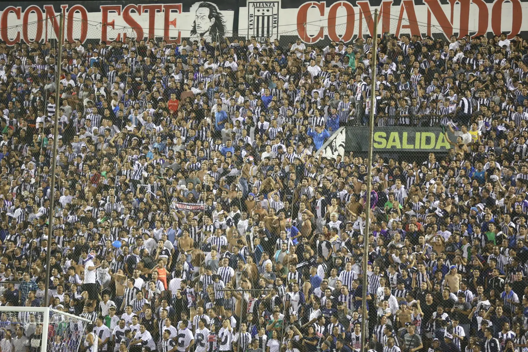 Simpatizantes  de Alianza Lima alentando a su equipo en el primer clásico del año del fútbol peruano, por la fecha nueve de la Liga 1 Movistar. Foto: ANDINA/Jhony Laurente