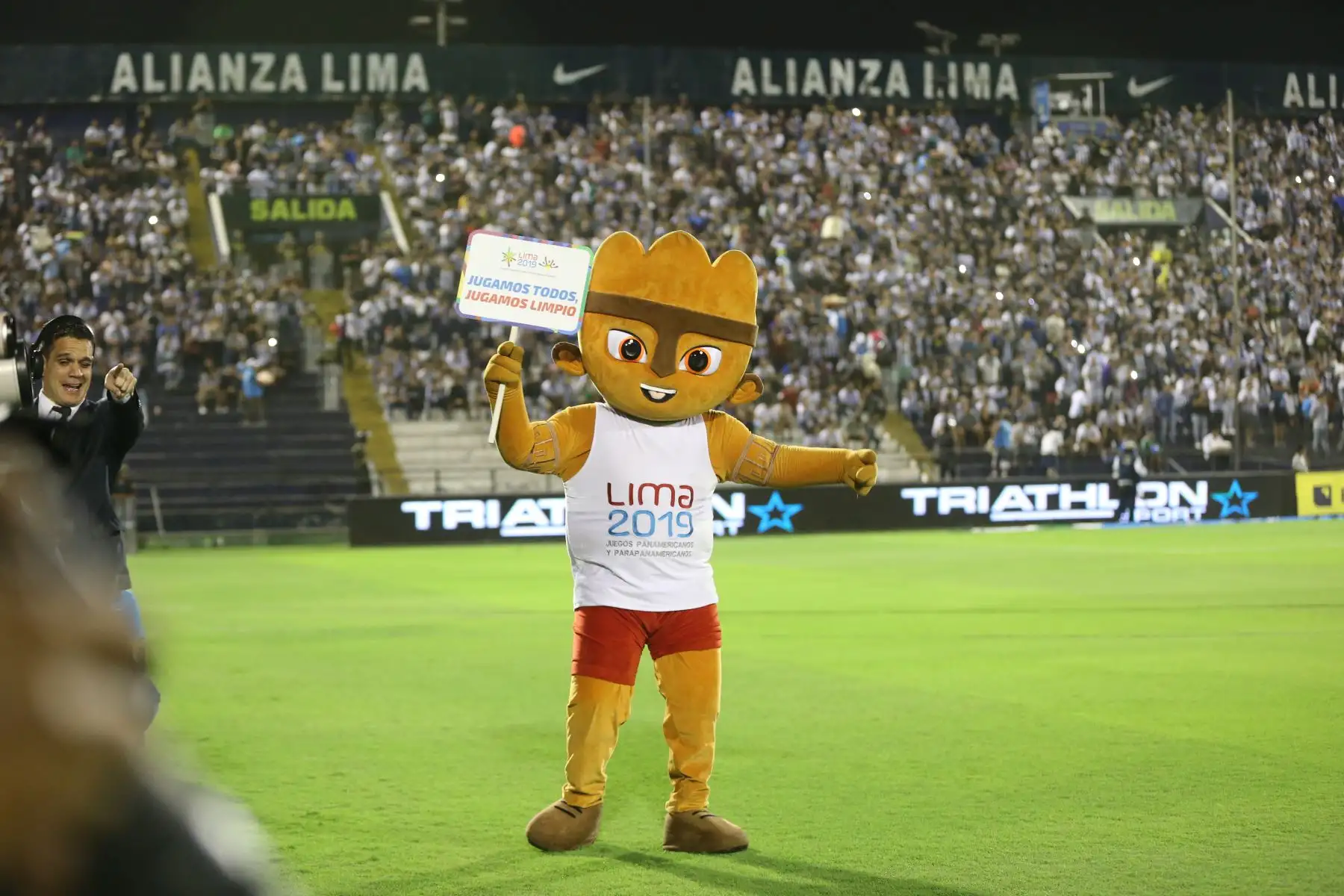 La mascota de Lima 2019, presente en el primer clásico del año, entre Universitario y Alianza Lima. Foto: ANDINA/Jhony Laurente