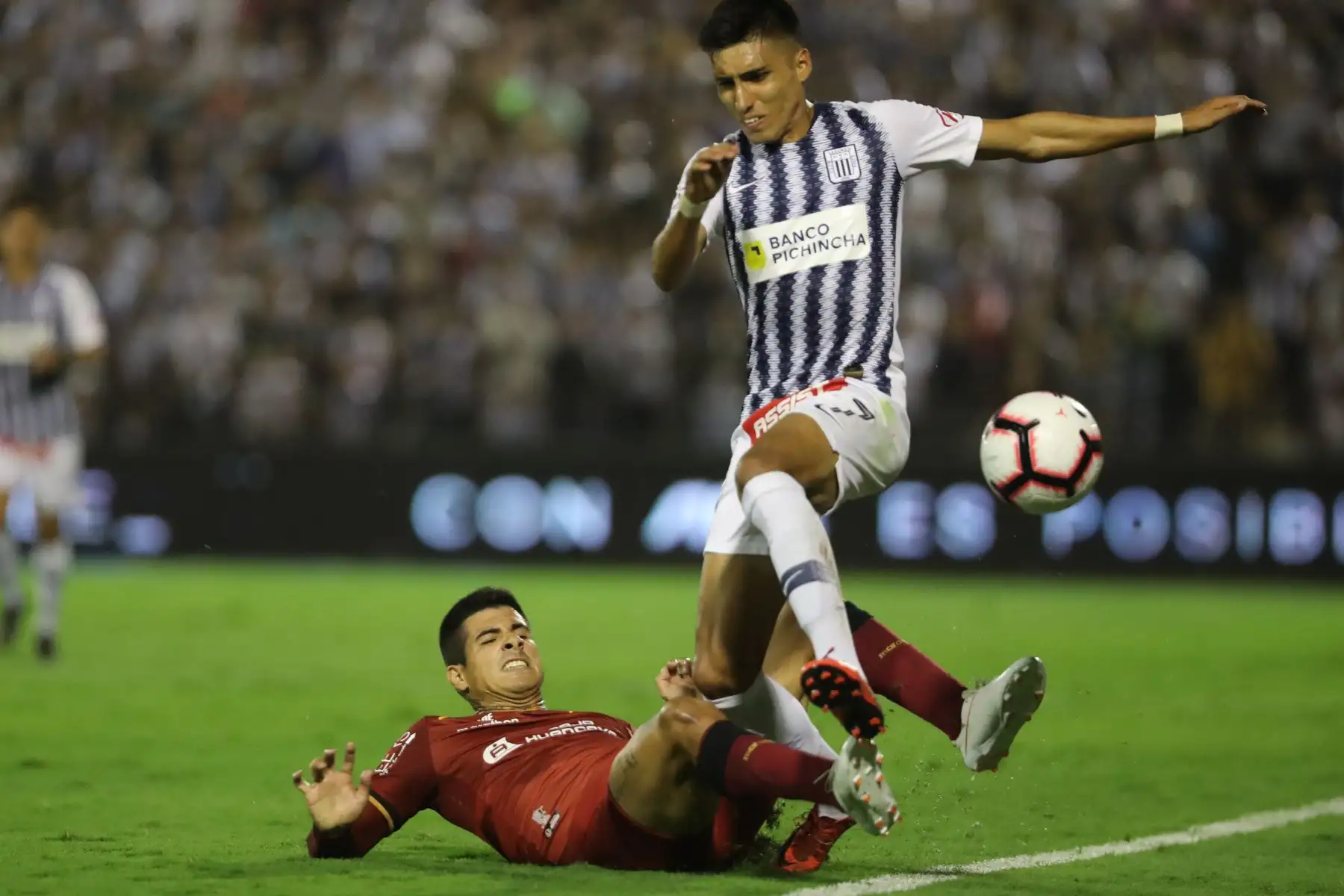 Alianza Lima pierde 3-2 frente a  Universitario por el primer Clásico del año del fútbol peruano, en la fecha nueve de la Liga 1 Movistar. 
Foto: ANDINA/Juan Carlos Guzmán Negrini