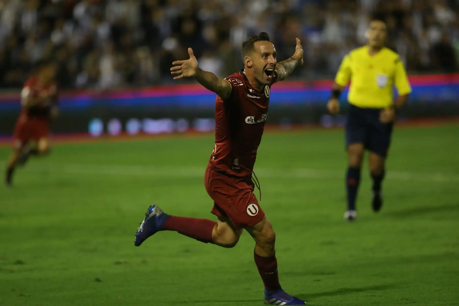 Pablo Lavandeira de Universitario, celebra tras un potente disparo desde el lado izquierdo que termina en gol en el arco de los blanquiazules  por el primer Clásico del año del fútbol peruano. Foto: ANDINA/Jhony Laurente
