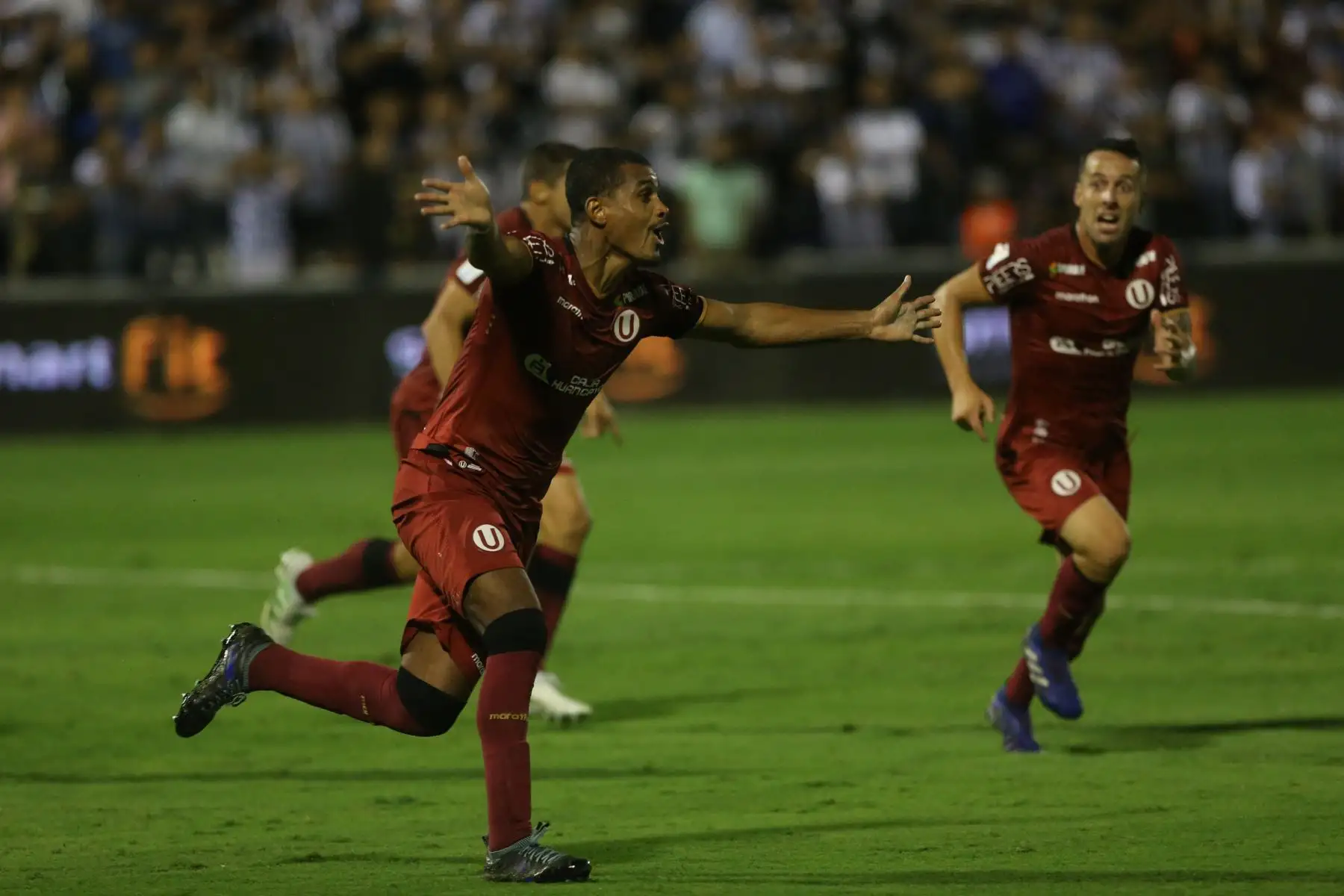 Nelinho Quina de Universitario, celebre luego de anotar con  un formidable cabezazo frente al arco de Alianza  Lima que sella el  3-2  por el primer Clásico del año del fútbol peruano Foto: ANDINA/Jhony Laurente