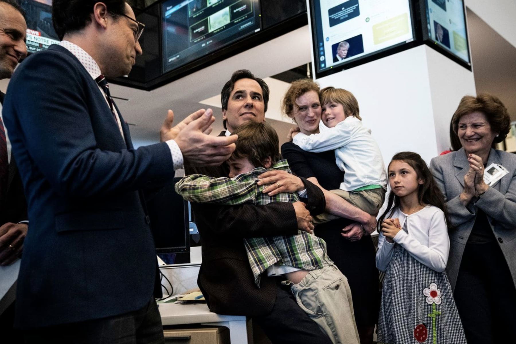 6/04/2019 Carlos Lozada con su familia tras ganar el premio Pulitzer. Foto: Jabin Botsford/The Washington Post.
