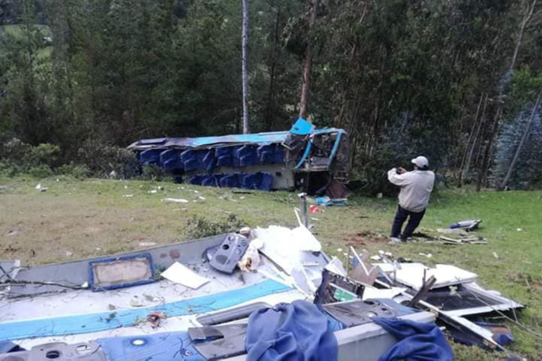 Tres personas murieron tras caída de bus a un abismo en Piura. Foto: Huancabamba Virtual/Facebook.