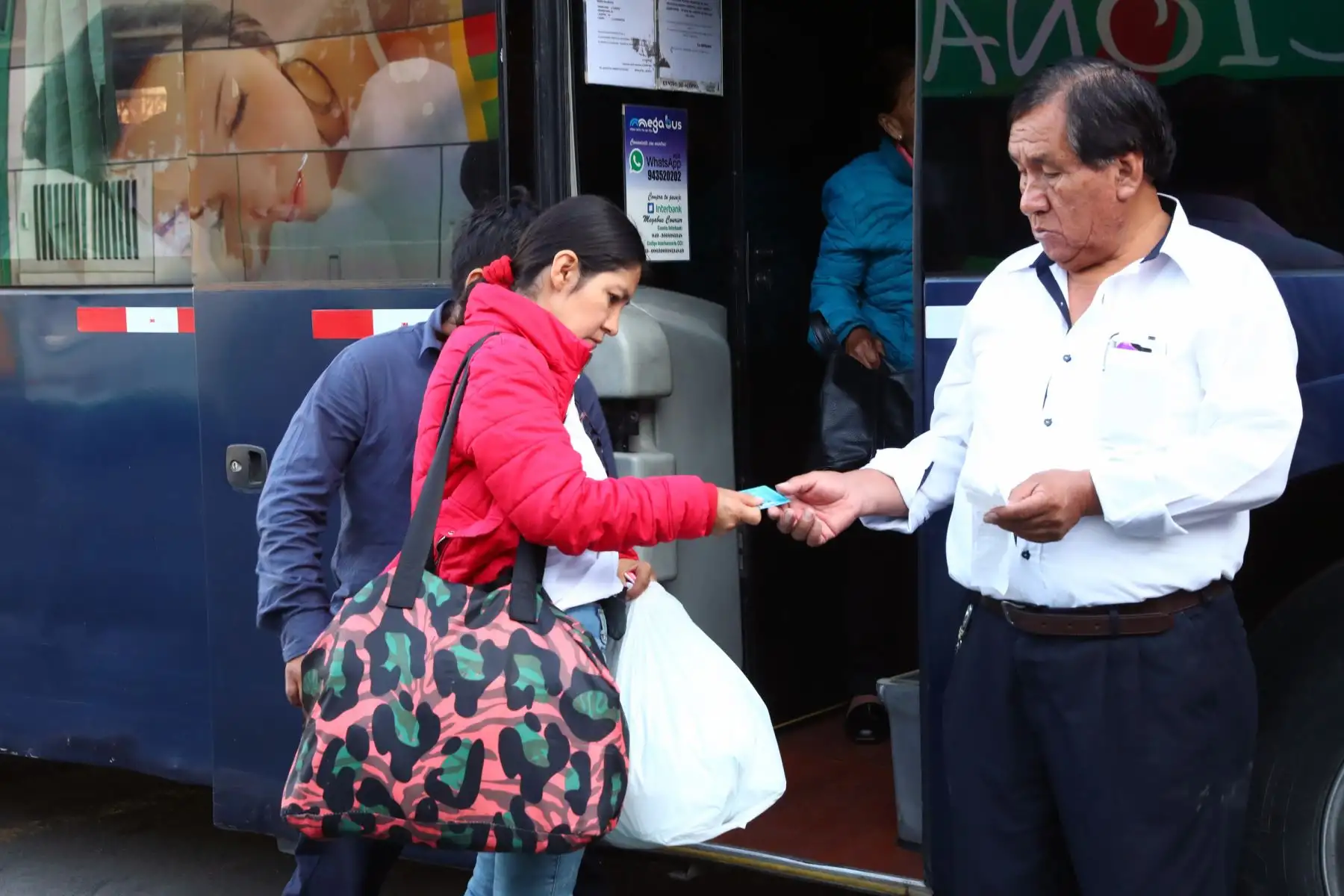 Sutran , brinda recomendaciones  a conductores y pasajeros  a fin de que puedan tener un viaje seguro y eviten accidentes en las vías nacionales en el terminal terrestre Molina (Yerbateros). Foto: ANDINA/Norman Córdova