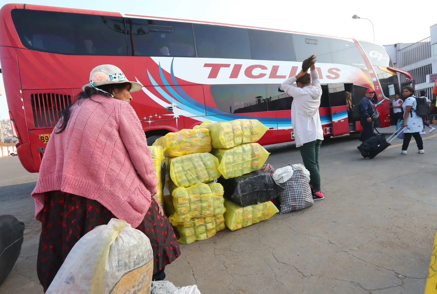 Sutran , brinda recomendaciones  a conductores y pasajeros  a fin de que puedan tener un viaje seguro y eviten accidentes en las vías nacionales en el terminal terrestre Molina (Yerbateros). Foto: ANDINA/Norman Córdova
