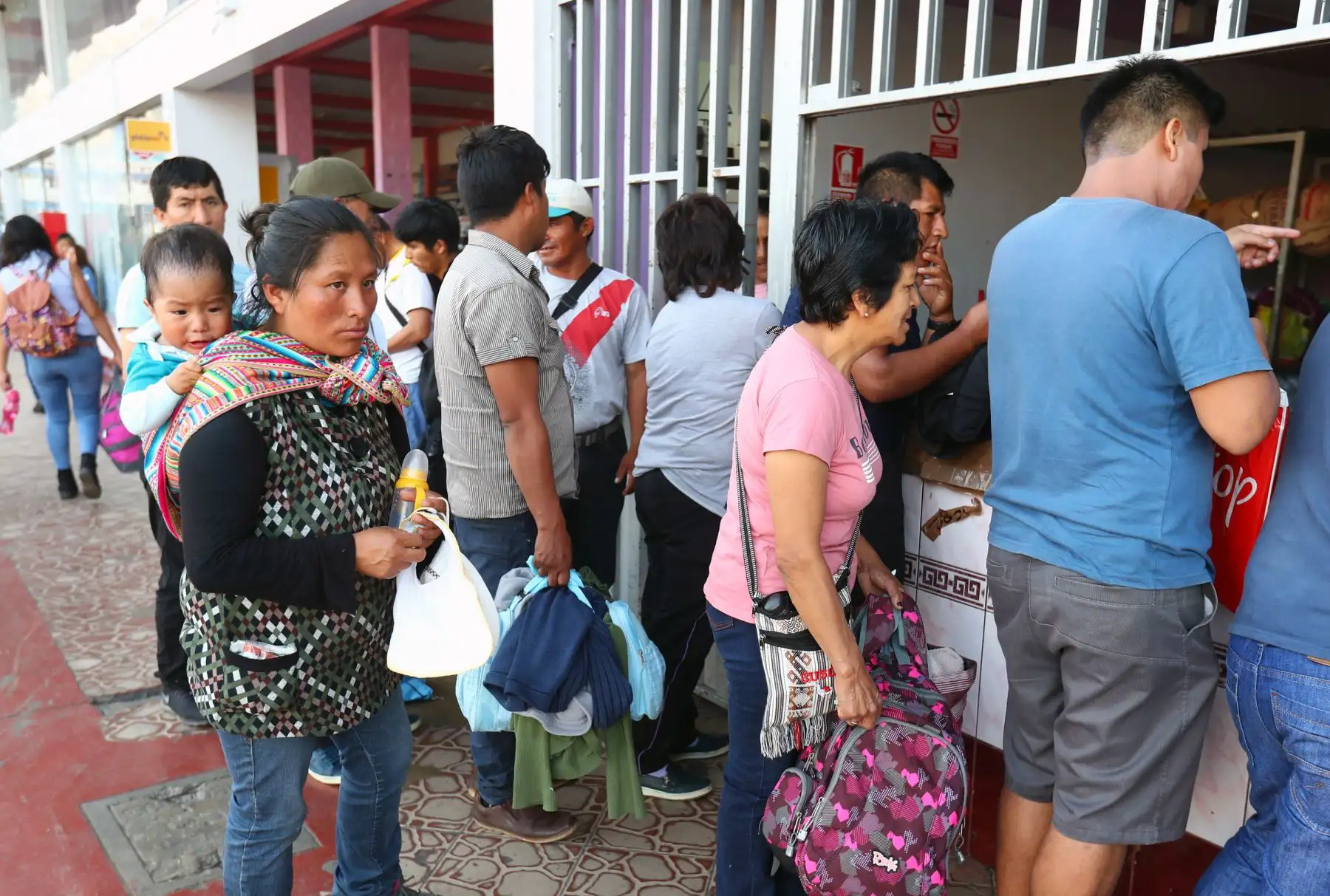 Sutran , brinda recomendaciones  a conductores y pasajeros  a fin de que puedan tener un viaje seguro y eviten accidentes en las vías nacionales en el terminal terrestre Molina (Yerbateros). Foto: ANDINA/Norman Córdova