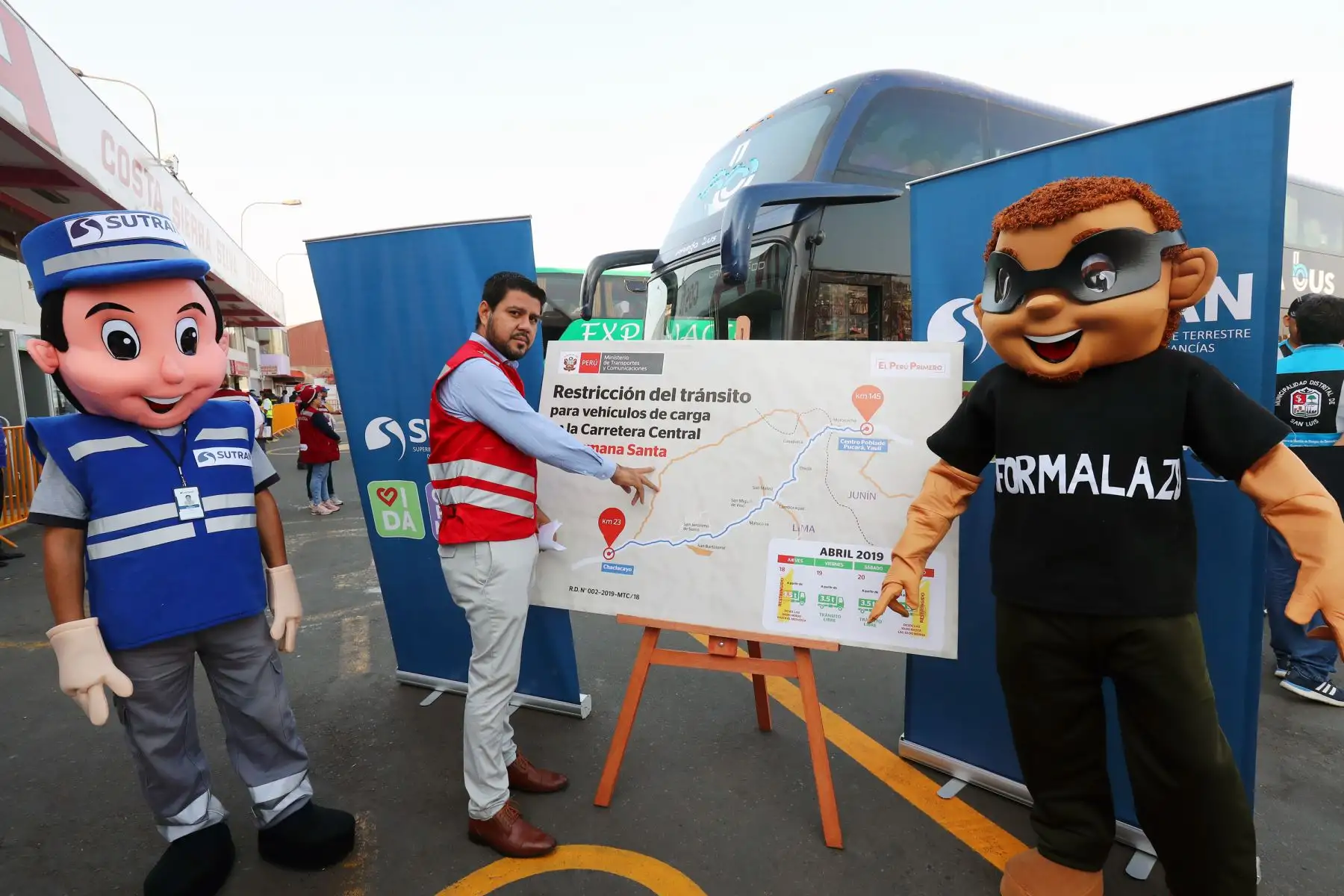 Sutran , brinda recomendaciones  a conductores y pasajeros  a fin de que puedan tener un viaje seguro y eviten accidentes en las vías nacionales en el terminal terrestre Molina (Yerbateros). Foto: ANDINA/Norman Córdova