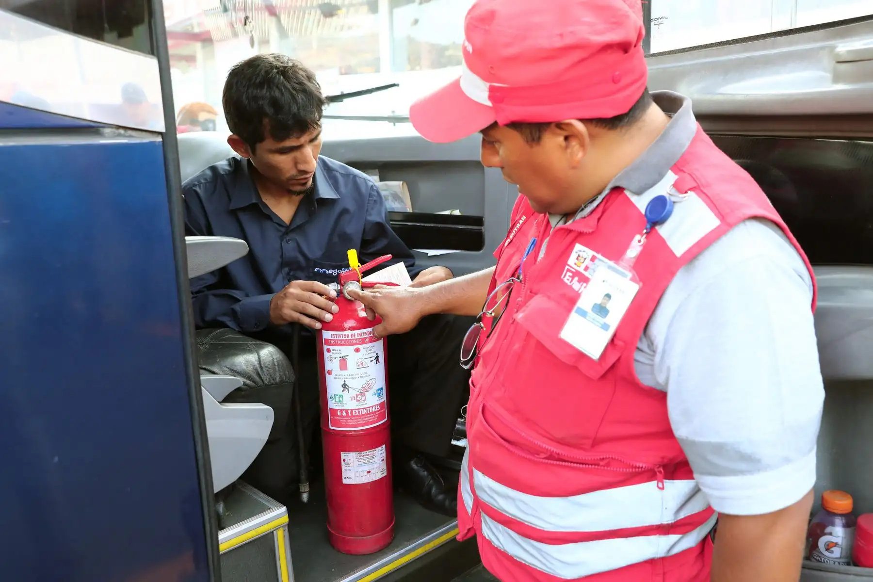 Sutran , brinda recomendaciones  a conductores y pasajeros  a fin de que puedan tener un viaje seguro y eviten accidentes en las vías nacionales en el terminal terrestre Molina (Yerbateros). Foto: ANDINA/Norman Córdova