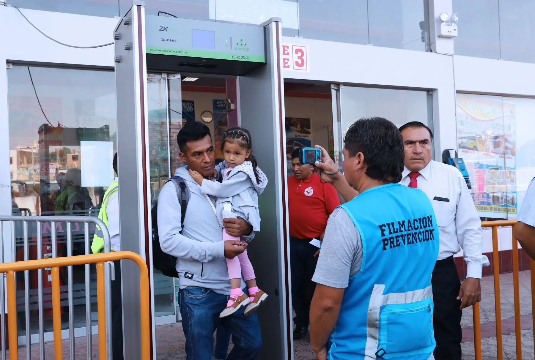 Sutran , brinda recomendaciones  a conductores y pasajeros  a fin de que puedan tener un viaje seguro y eviten accidentes en las vías nacionales en el terminal terrestre Molina (Yerbateros). Foto: ANDINA/Norman Córdova