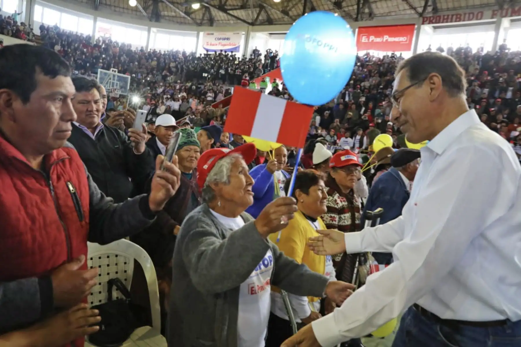 El Presidente Martin Vizcarra hace entrega de títulos de propiedad de COFOPRI, con el objetivo de beneficiar a más de 10 mil pobladores. Foto: ANDINA/Prensa Presidencia