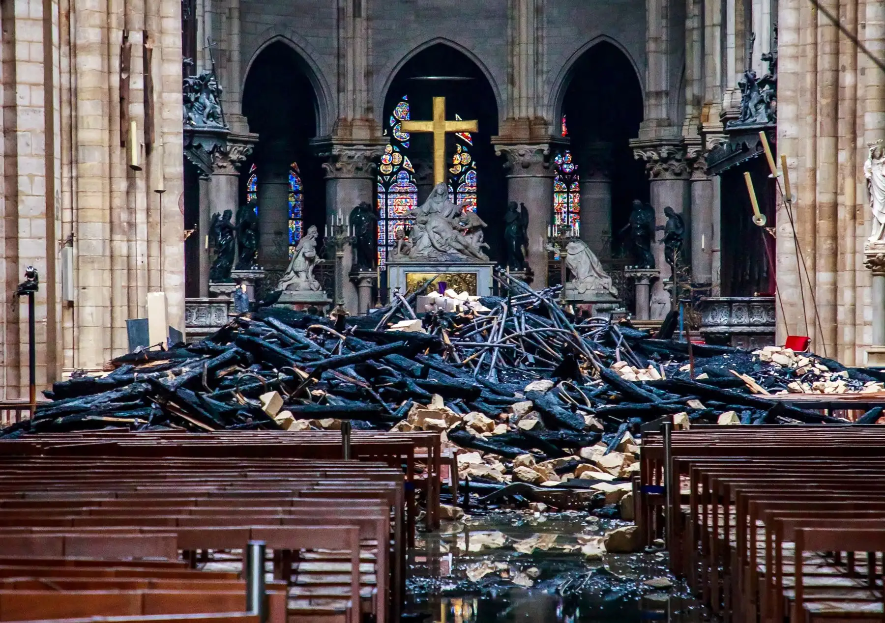 Así se ve el interior de Notre Dame tras el incendio. Foto: AFP