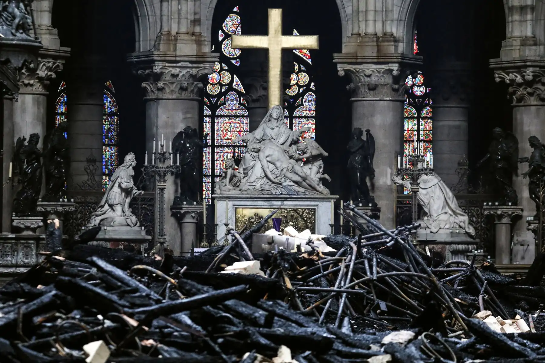 Así se ve el interior de Notre Dame tras el incendio. Foto: AFP