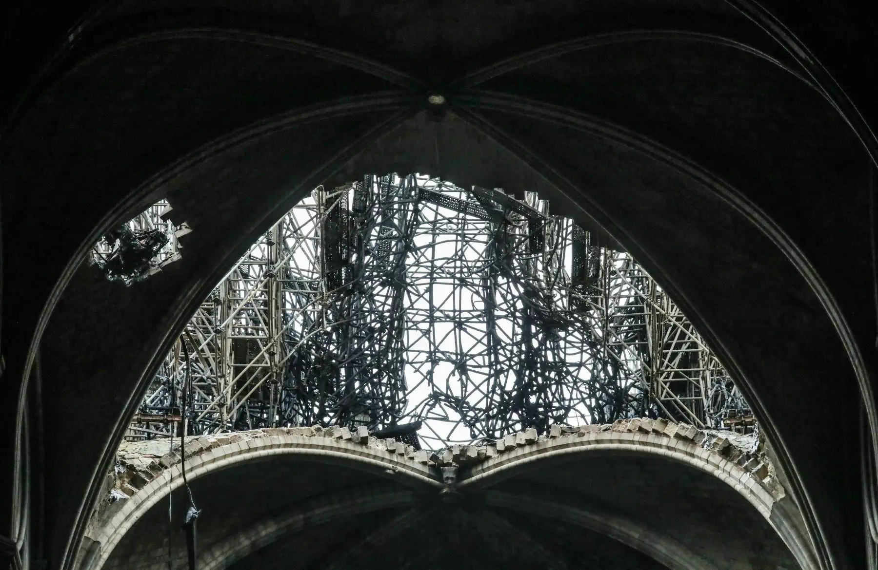 Así se ve el interior de Notre Dame tras el incendio. Foto: AFP