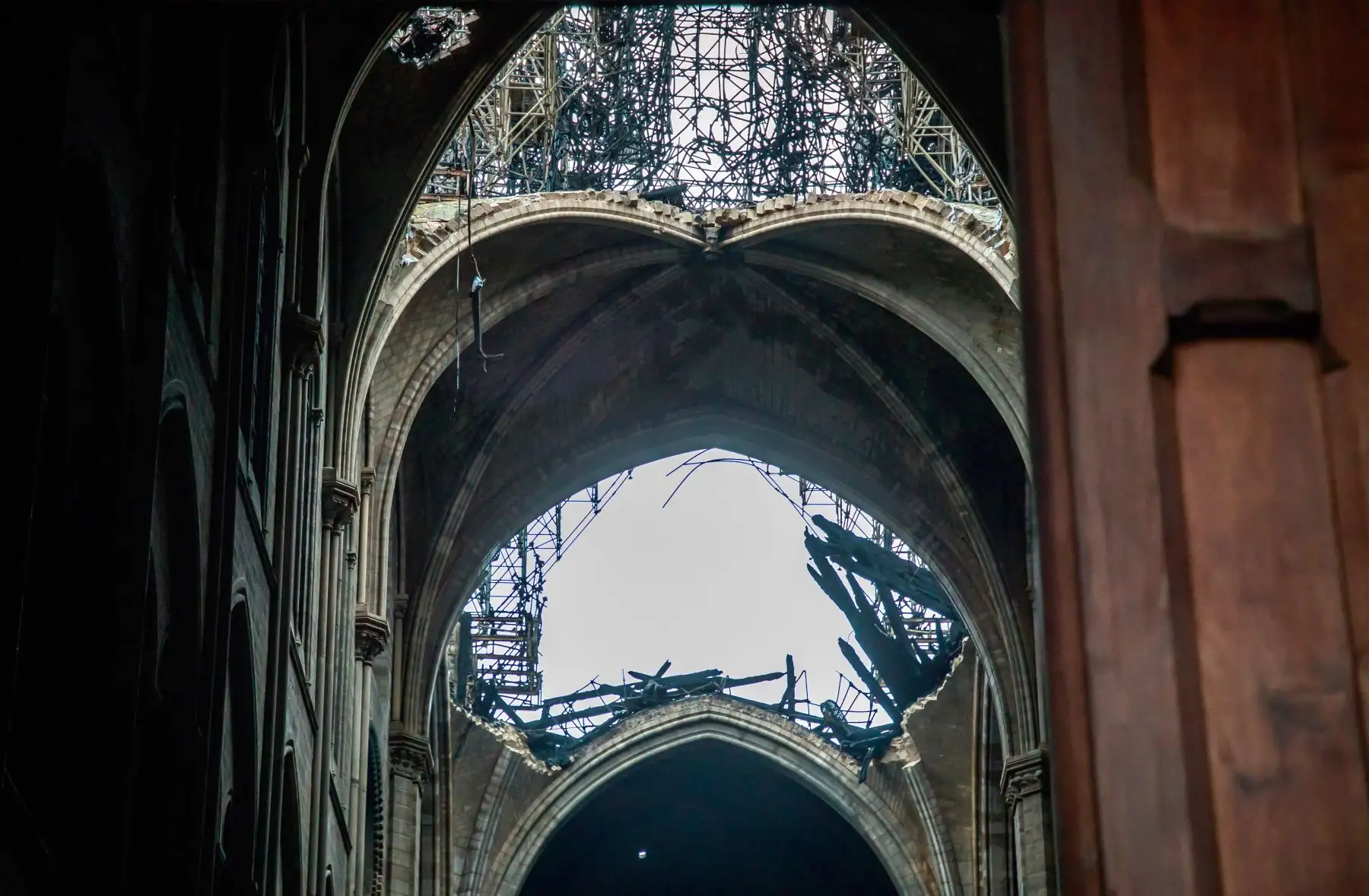 Así se ve el interior de Notre Dame tras el incendio. Foto: AFP
