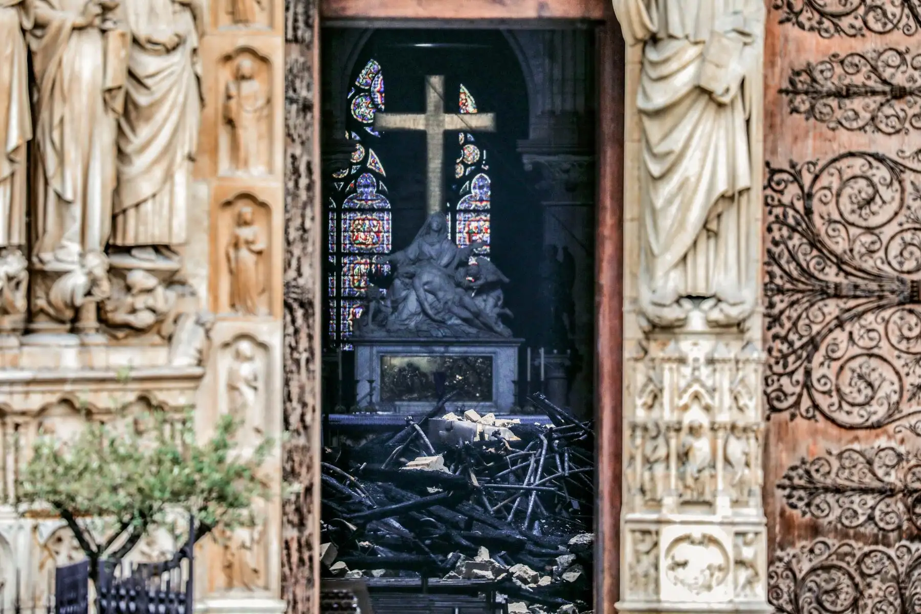 Así se ve el interior de Notre Dame tras el incendio. Foto: AFP