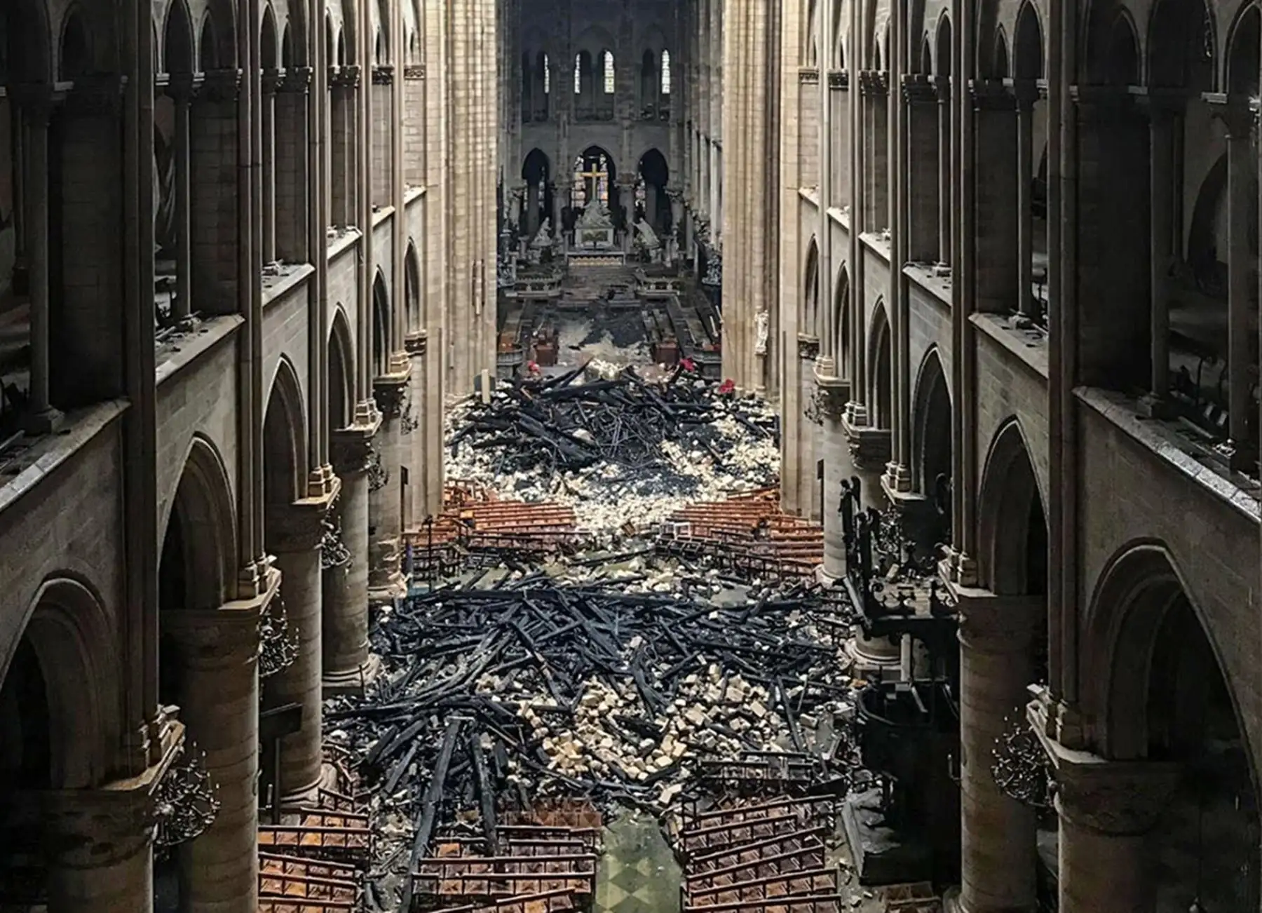 Así se ve el interior de Notre Dame tras el incendio. Foto: AFP