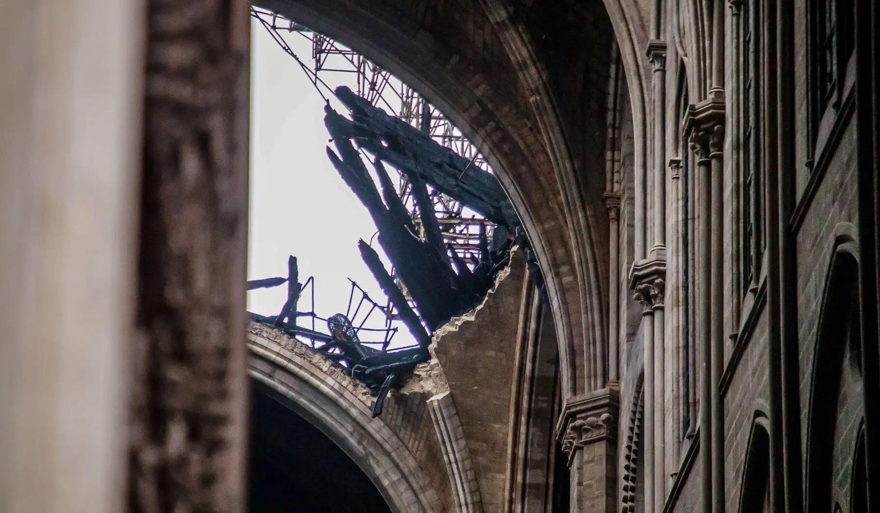 Así se ve el interior de Notre Dame tras el incendio. Foto: AFP